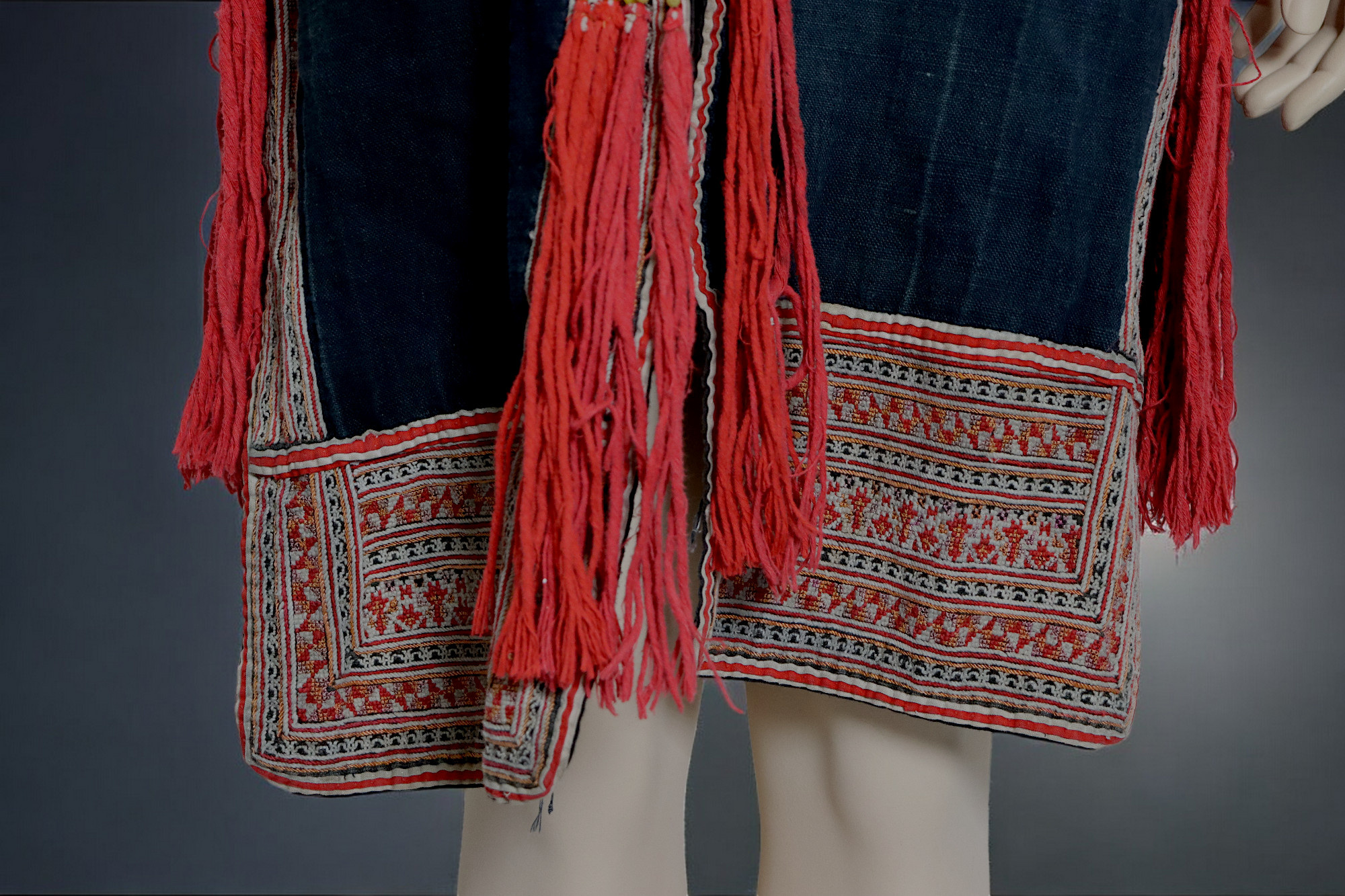Vintage hand bestickte  Jacke  Mantel Kleid Stamm Akha  oder Hmong aus der Akha in Nordostasien thailand , Mitte des 20. Jahrhunderts Museum Quality