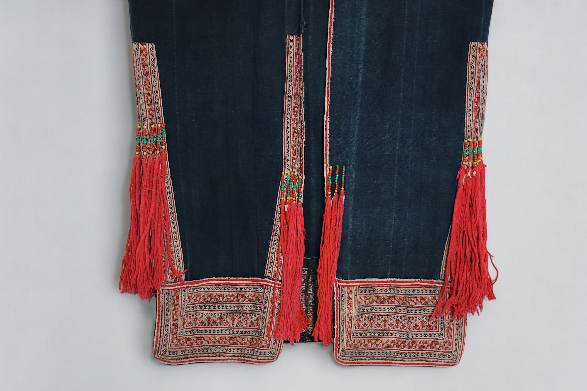 Vintage hand bestickte  Jacke  Mantel Kleid Stamm Akha  oder Hmong aus der Akha in Nordostasien thailand , Mitte des 20. Jahrhunderts Museum Quality
