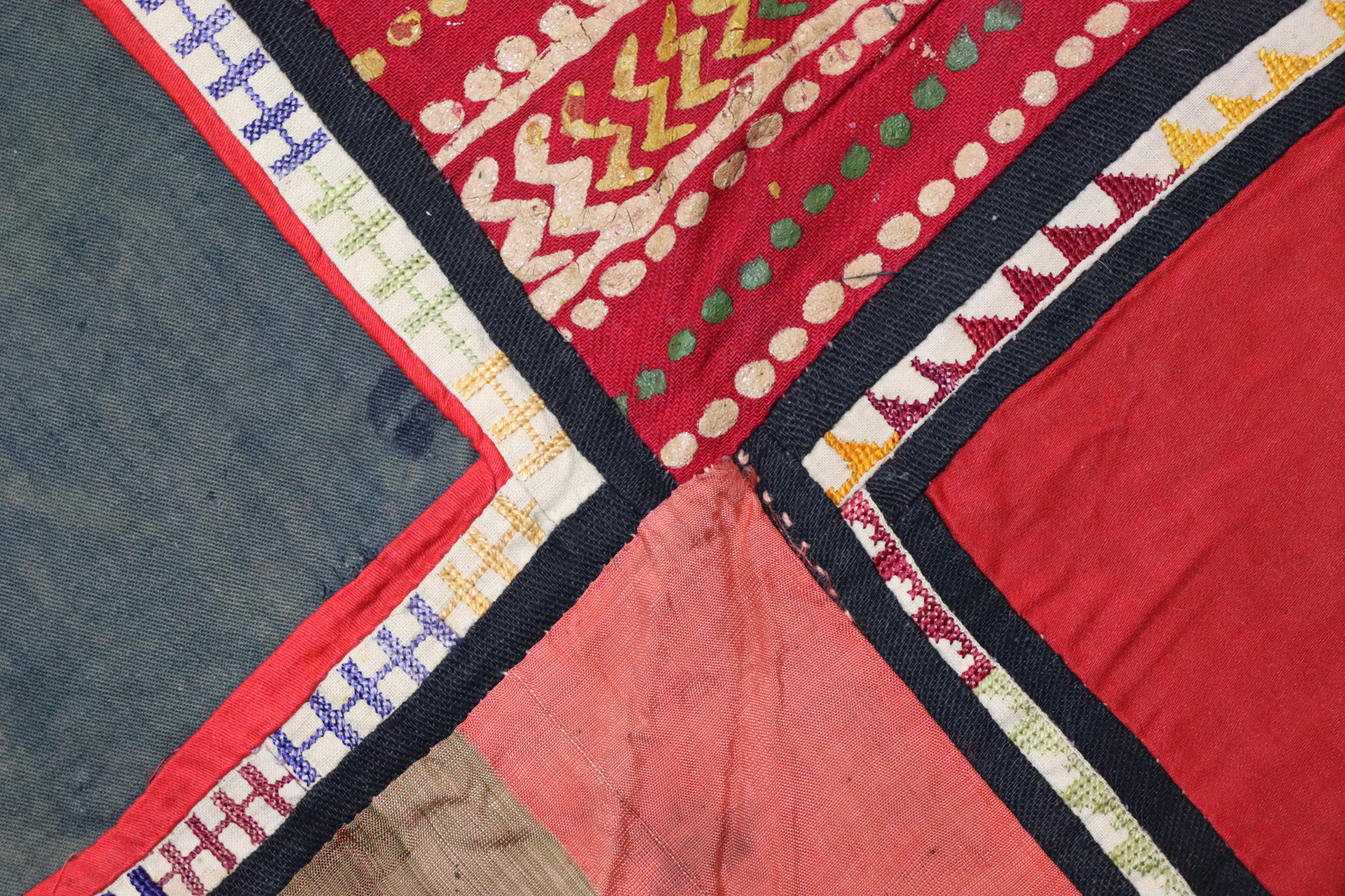 Antik Reich bestickte Lakai Stickerei Patchwork Wandbehang   Nr: US-9