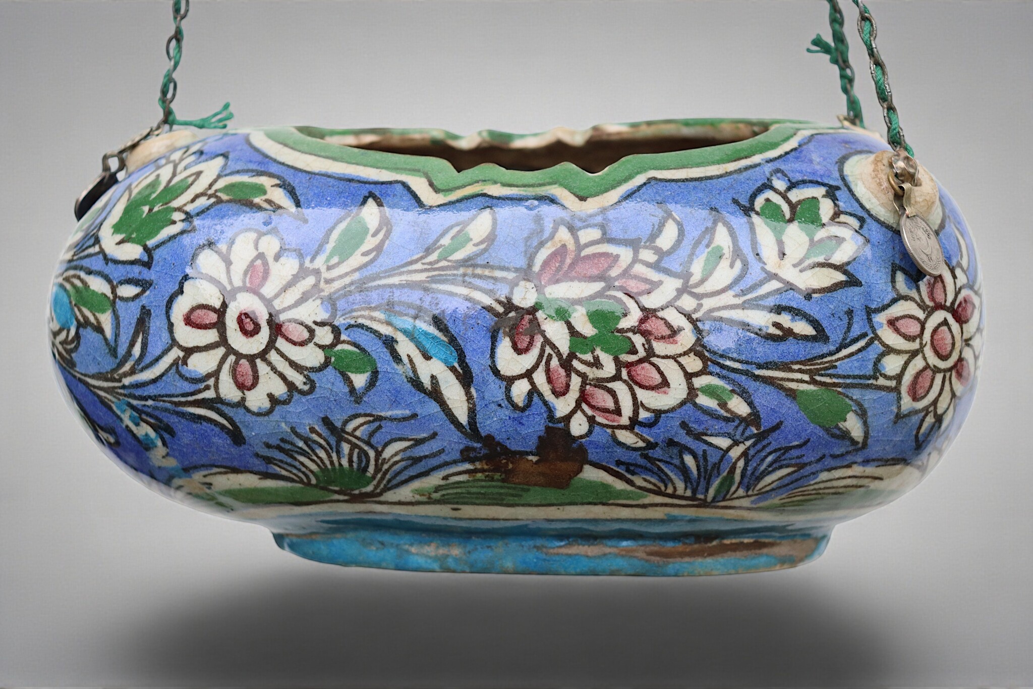 islamische   Sufi Dervash Kadscharen-Kaschkul, 20. Jahrhundert, aus Keramik, Steinpaste mit polychromem Blumendekor unter einer klaren Glasur. 25A