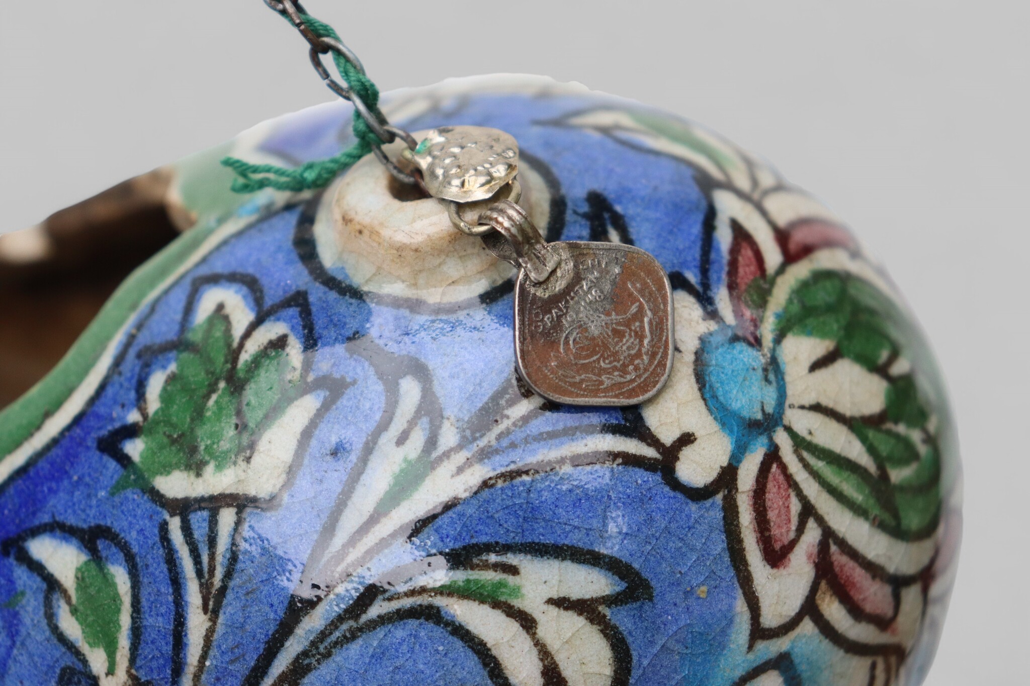 islamische   Sufi Dervash Kadscharen-Kaschkul, 20. Jahrhundert, aus Keramik, Steinpaste mit polychromem Blumendekor unter einer klaren Glasur. 25A