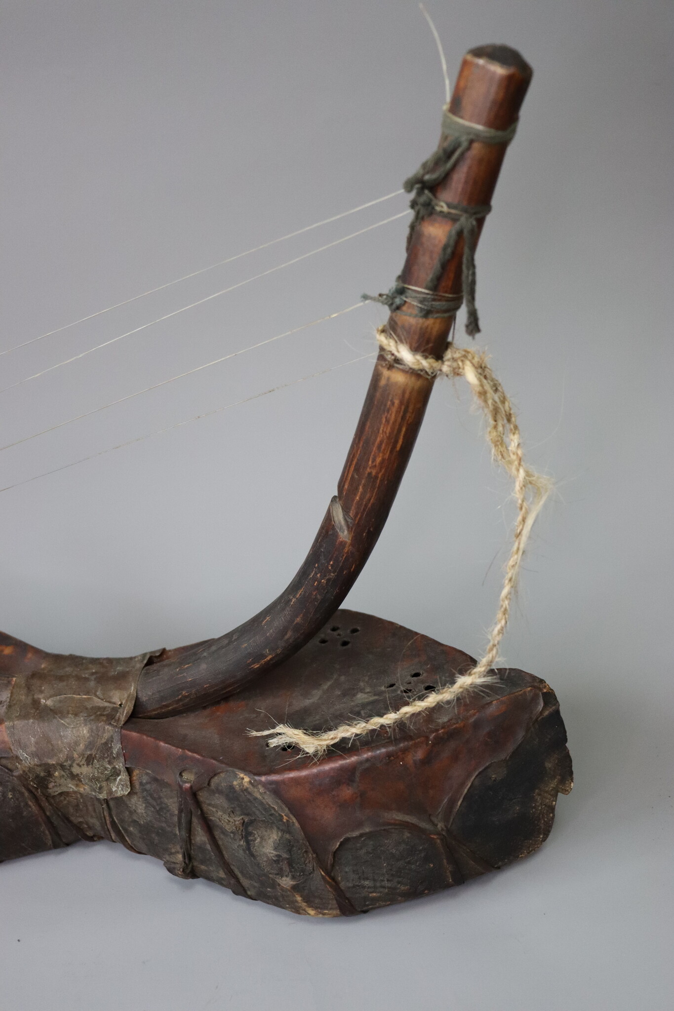 antique orient exotic musical instrument  afghanistan Nuristan kohistan harp waj wuj musik. 26B