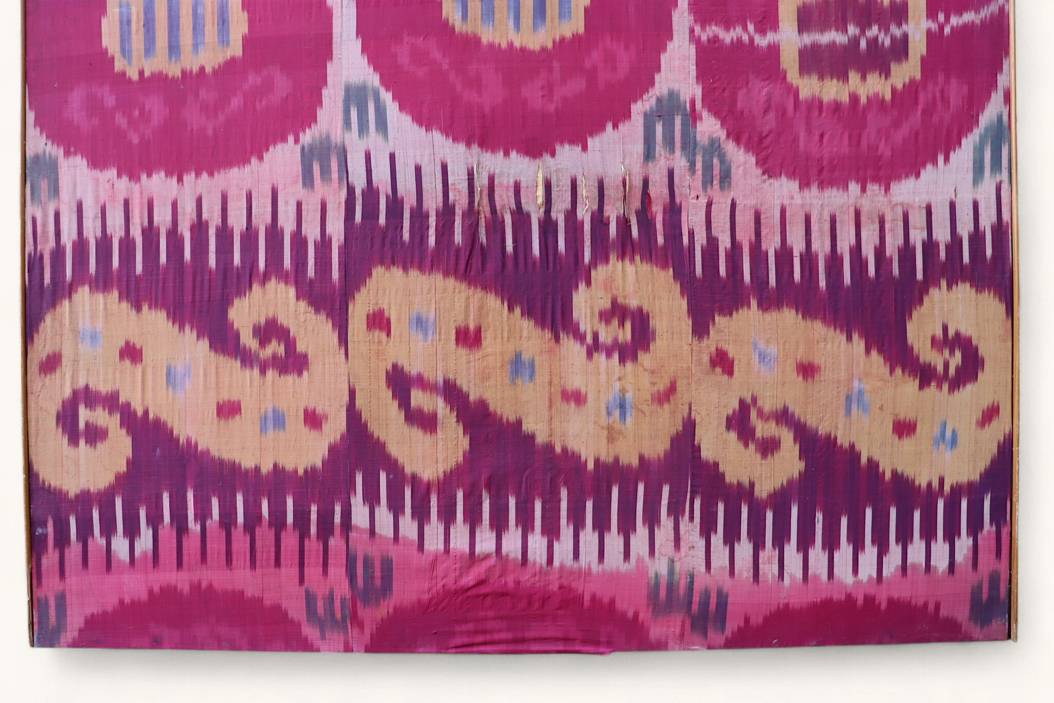 155x123 cm Antike  usbekische Seide Ikat  Wandbehang  auf Holz gespannt
