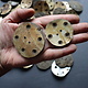2 Stück Vintage- Knöpfe aus handgeschnittenem Muschelhorn aus Gilgit im Swat-Tal in Nordpakistan  -new