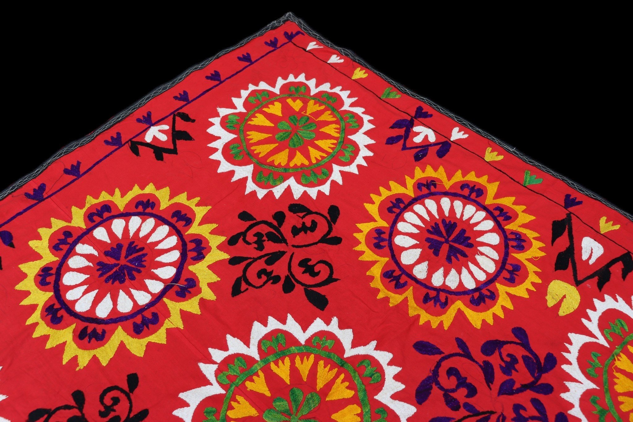 200x155  cm Hand Embroidered suzani from Uzbekistan.Tablecloth, Wall hanging, Bedspread,Bedcover No. UZ26/1