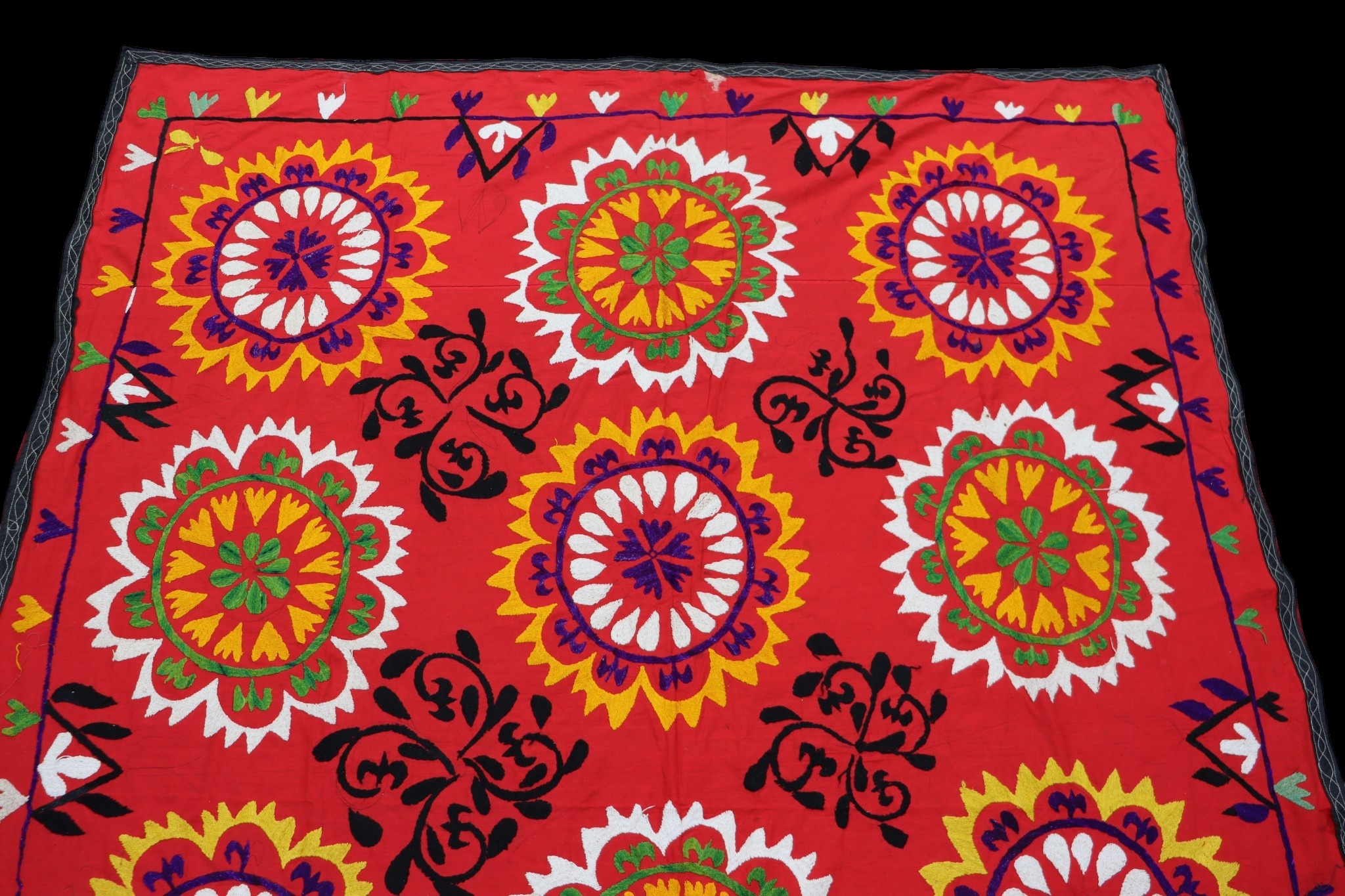 200x155  cm Hand Embroidered suzani from Uzbekistan.Tablecloth, Wall hanging, Bedspread,Bedcover No. UZ26/1