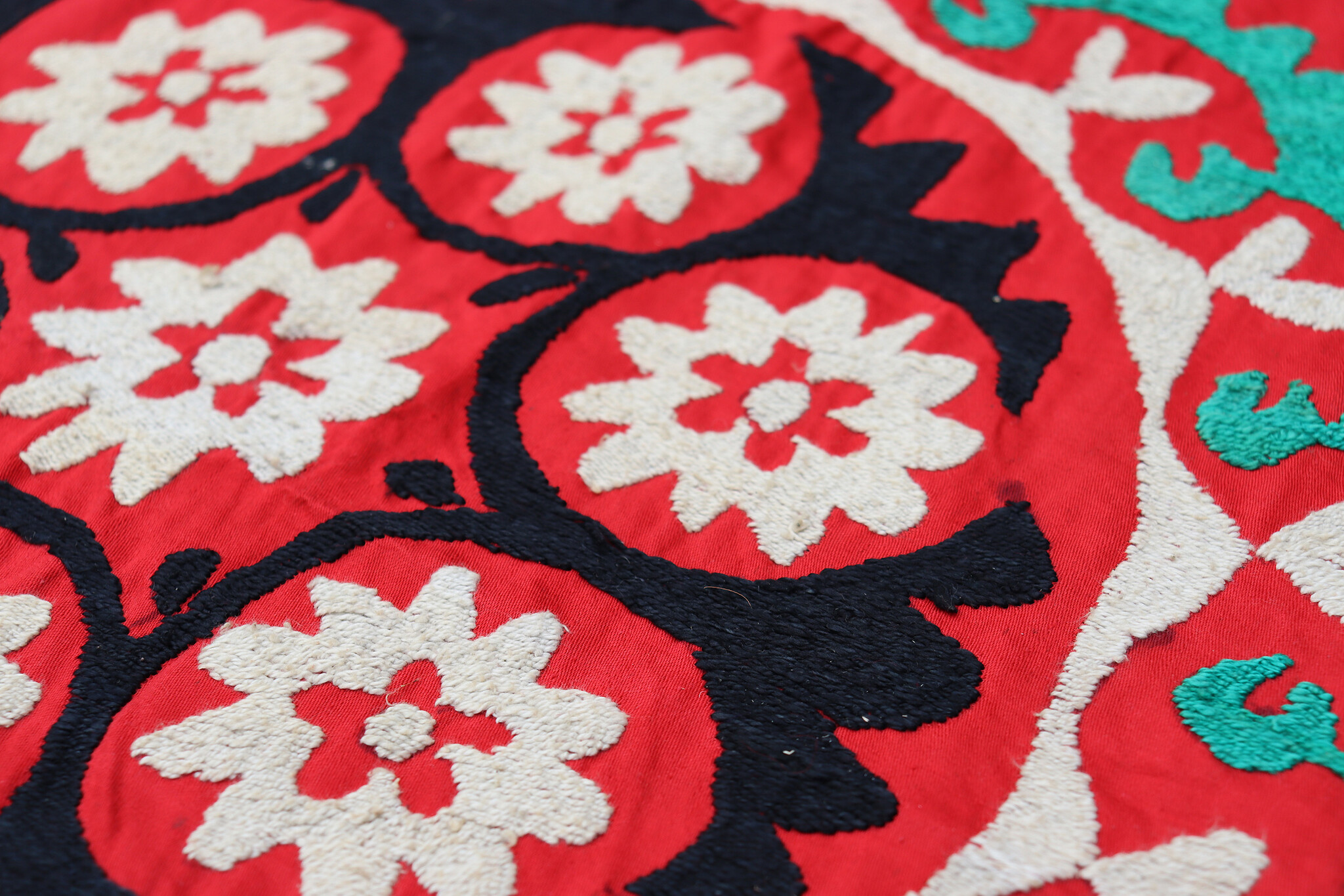 185x178  cm Hand Embroidered suzani from Uzbekistan.Tablecloth, Wall hanging, Bedspread,Bedcover No. UZ26/ 2