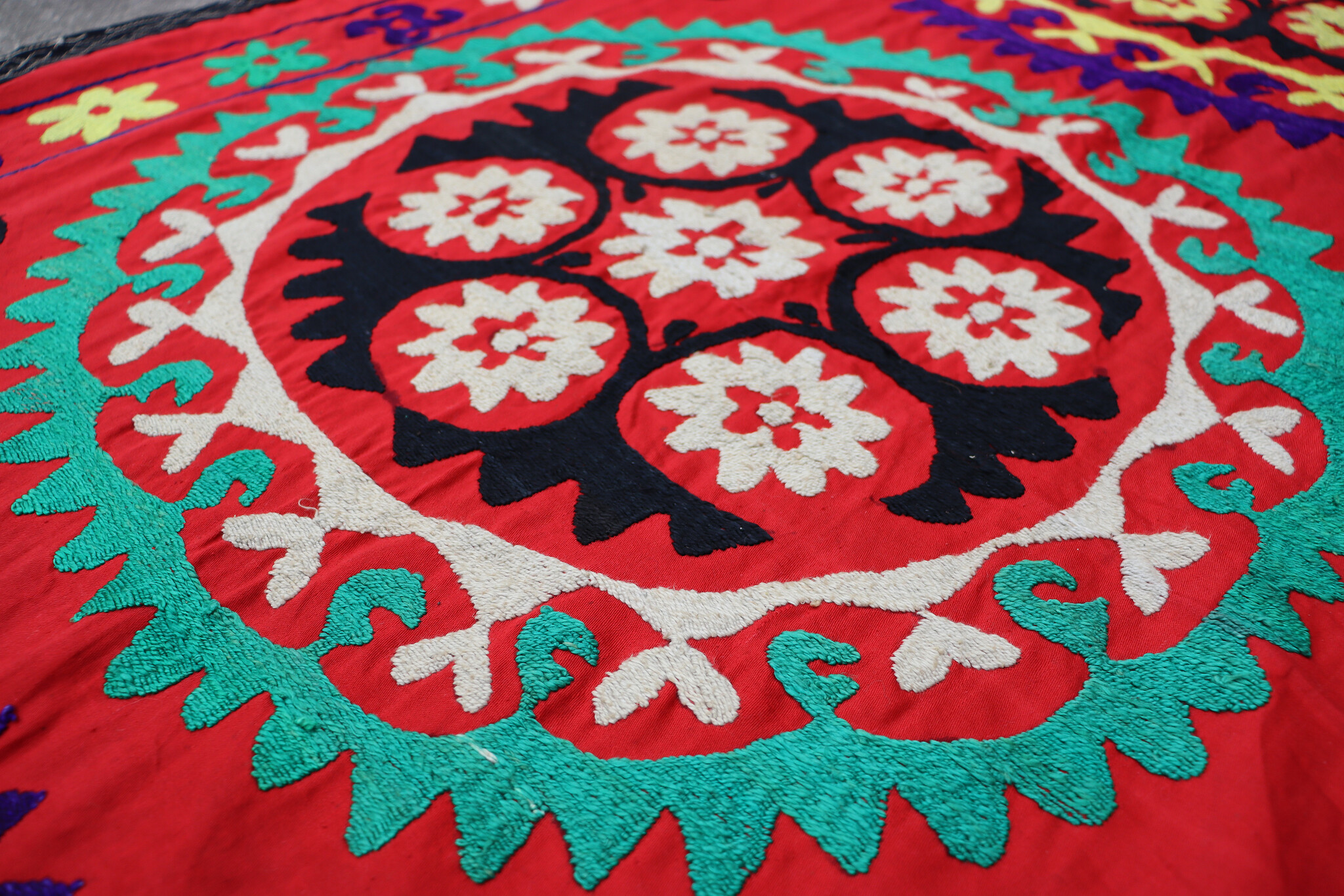 185x178  cm Hand Embroidered suzani from Uzbekistan.Tablecloth, Wall hanging, Bedspread,Bedcover No. UZ26/ 2