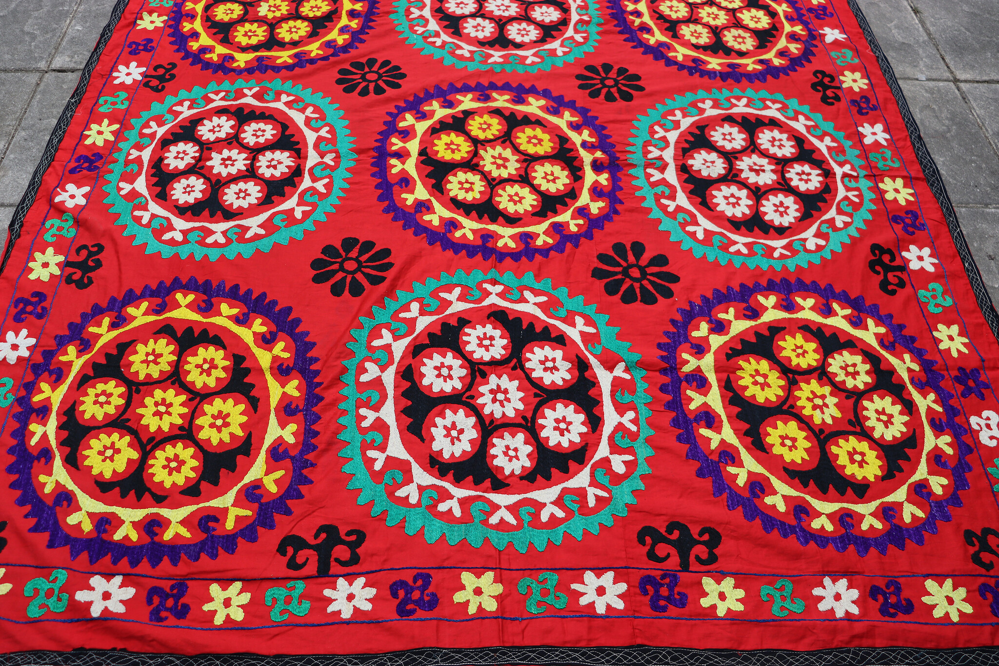 185x178  cm Hand Embroidered suzani from Uzbekistan.Tablecloth, Wall hanging, Bedspread,Bedcover No. UZ26/ 2