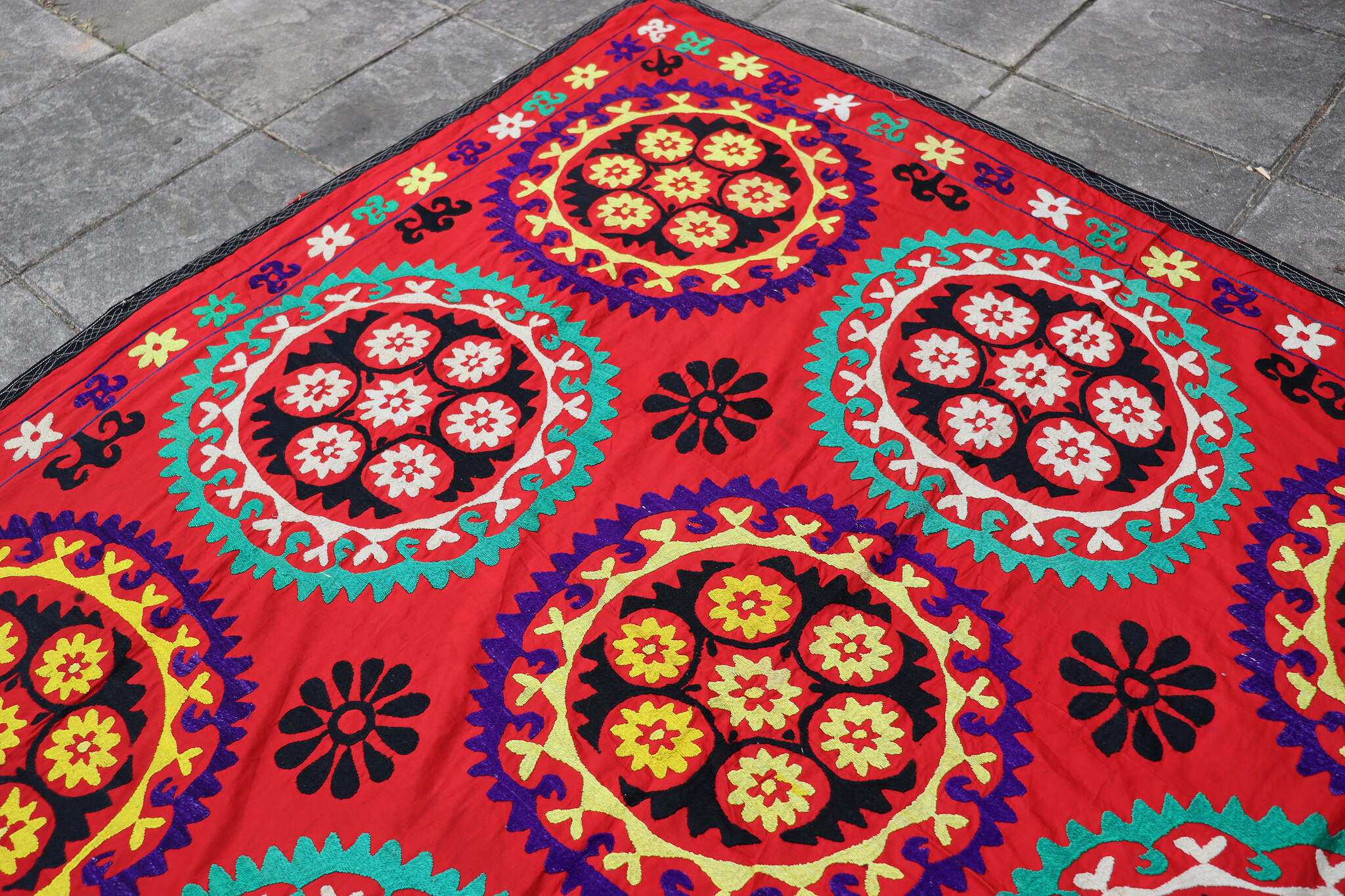 185x178 cm hand bestickte  Suzani Stickerei aus Uzbekistan  Nr:UZ26/ 2