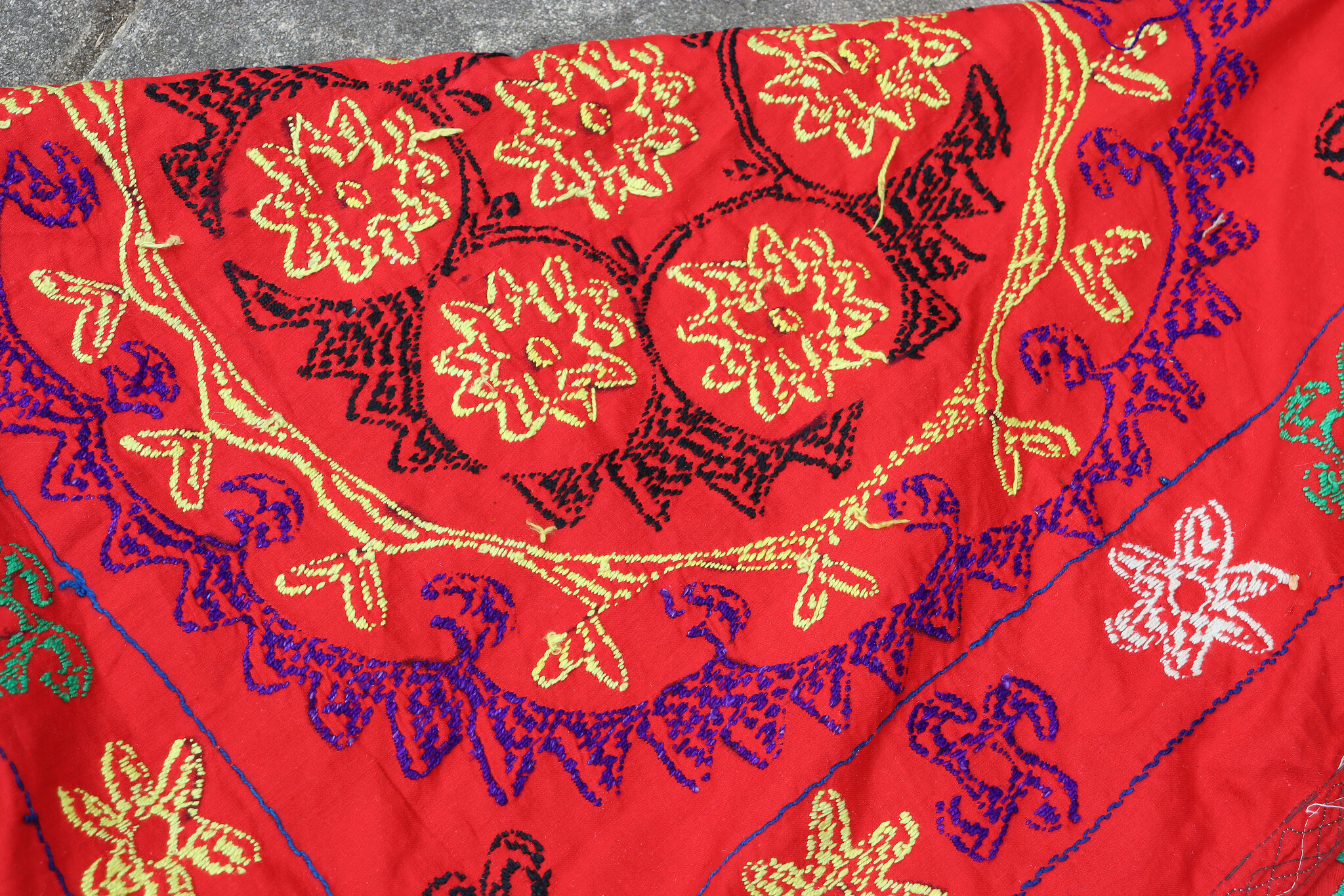 185x178 cm hand bestickte  Suzani Stickerei aus Uzbekistan  Nr:UZ26/ 2