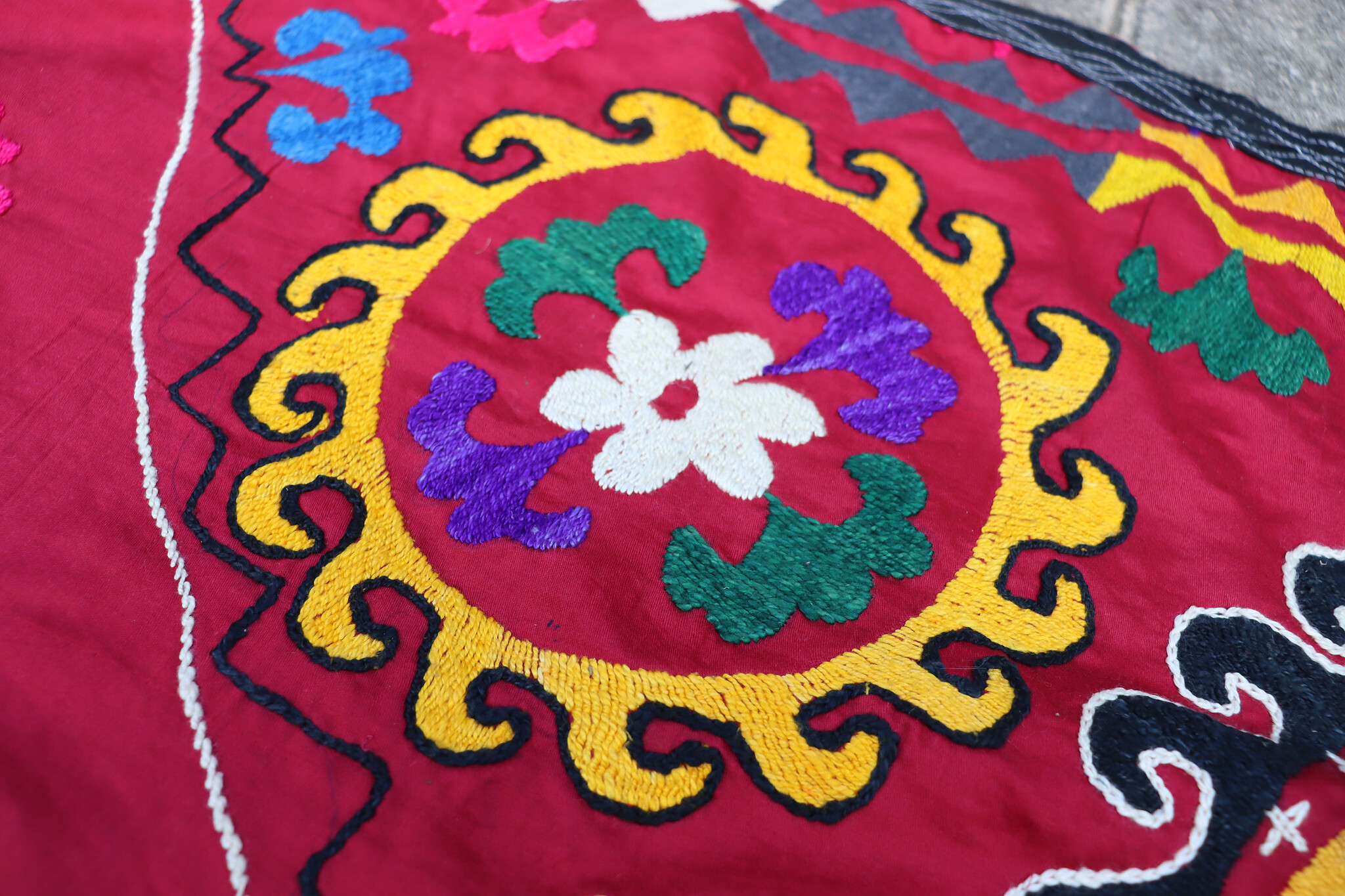 192x192 cm Hand Embroidered suzani from Uzbekistan.Tablecloth, Wall hanging, Bedspread,Bedcover No. UZ26/ 3