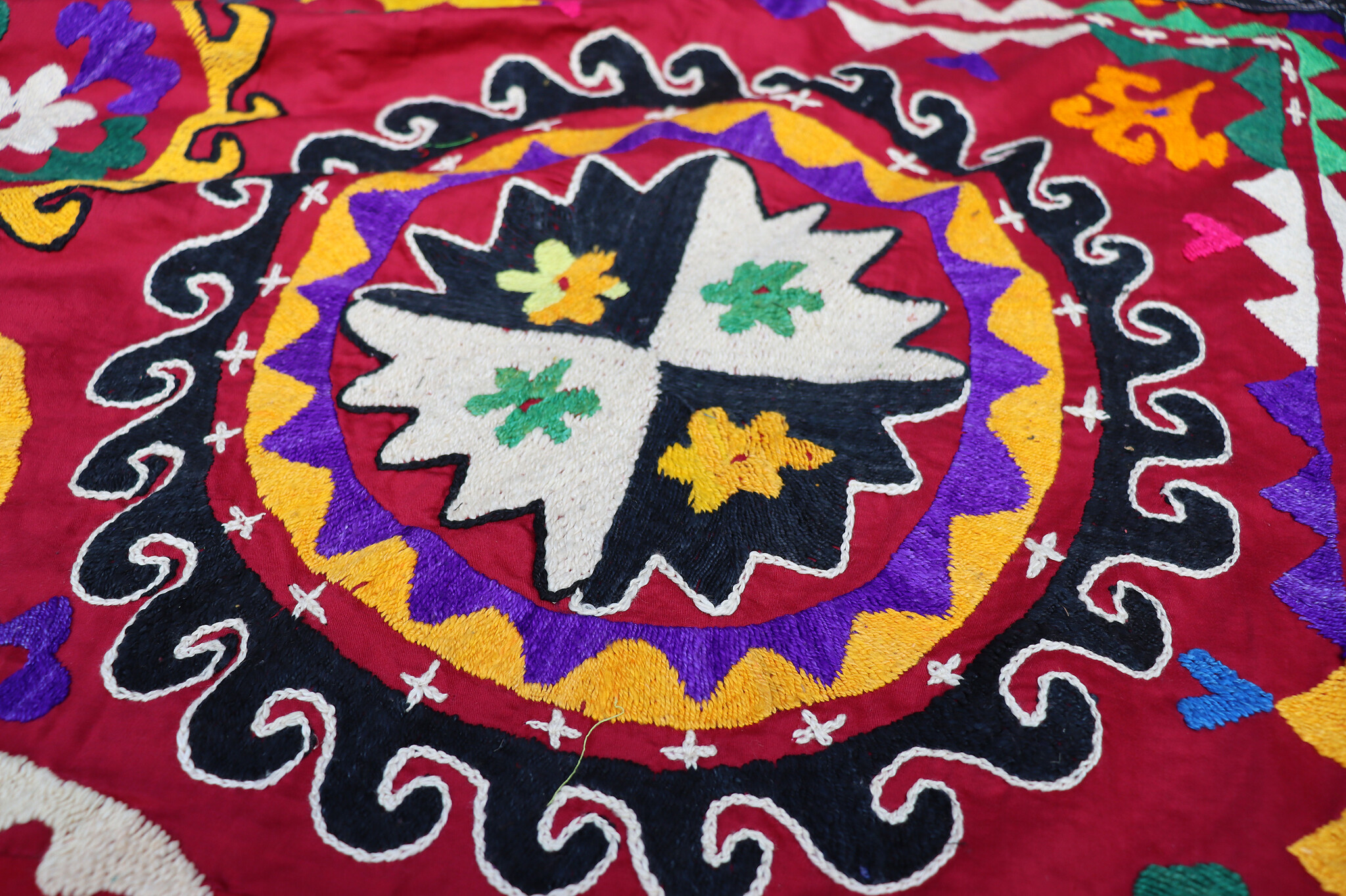 192x192 cm Hand Embroidered suzani from Uzbekistan.Tablecloth, Wall hanging, Bedspread,Bedcover No. UZ26/ 3