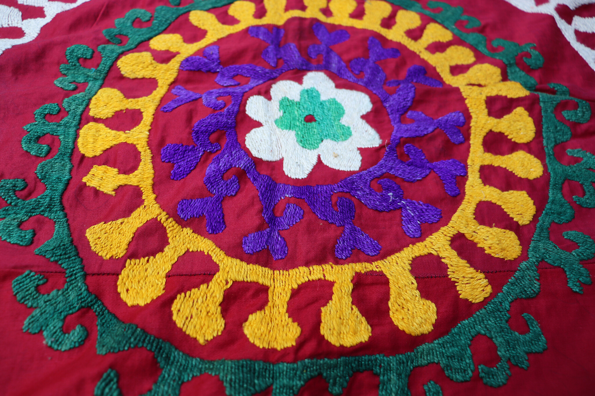 192x192 cm Hand Embroidered suzani from Uzbekistan.Tablecloth, Wall hanging, Bedspread,Bedcover No. UZ26/ 3