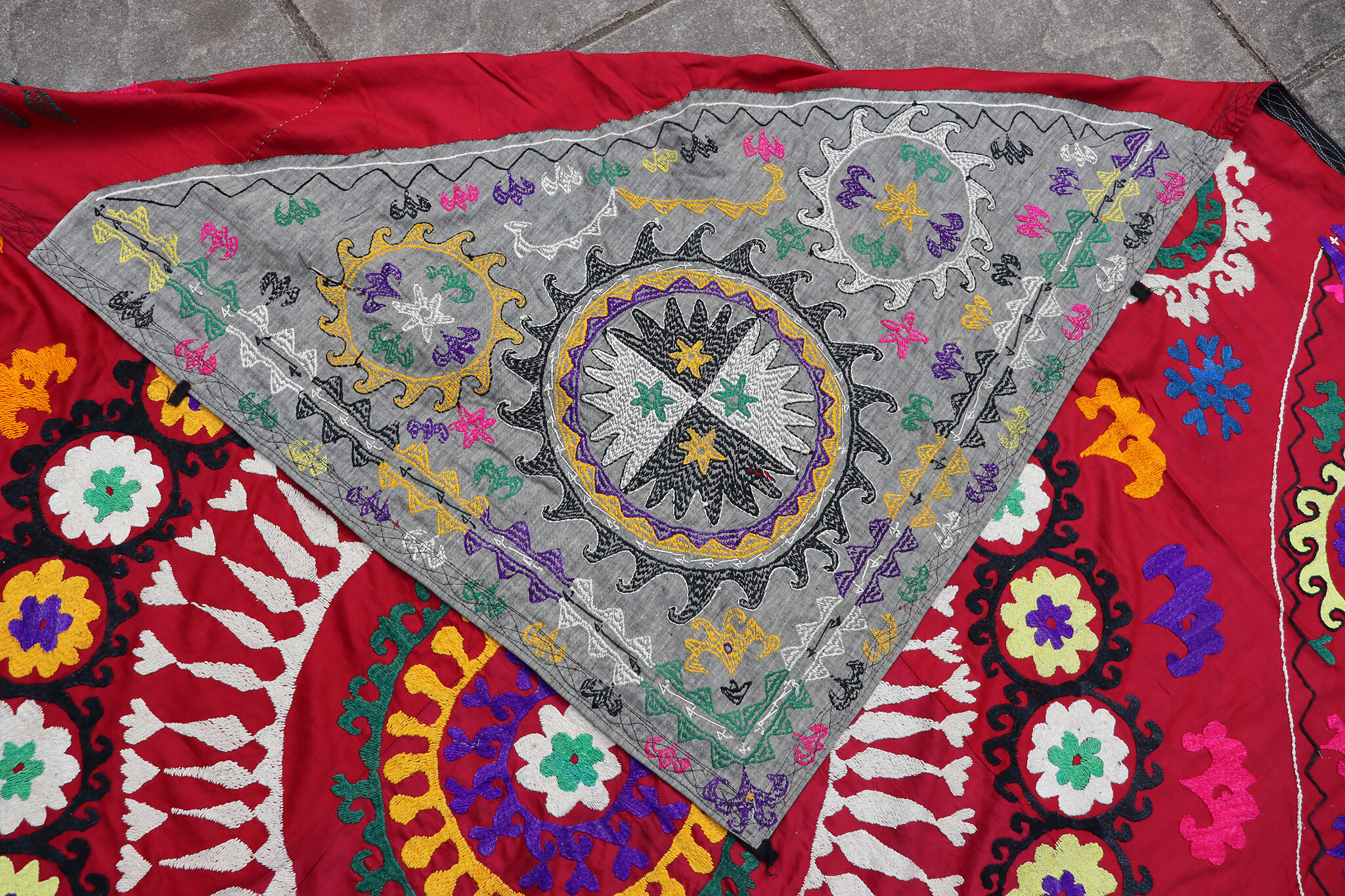 192x192 cm Hand Embroidered suzani from Uzbekistan.Tablecloth, Wall hanging, Bedspread,Bedcover No. UZ26/ 3