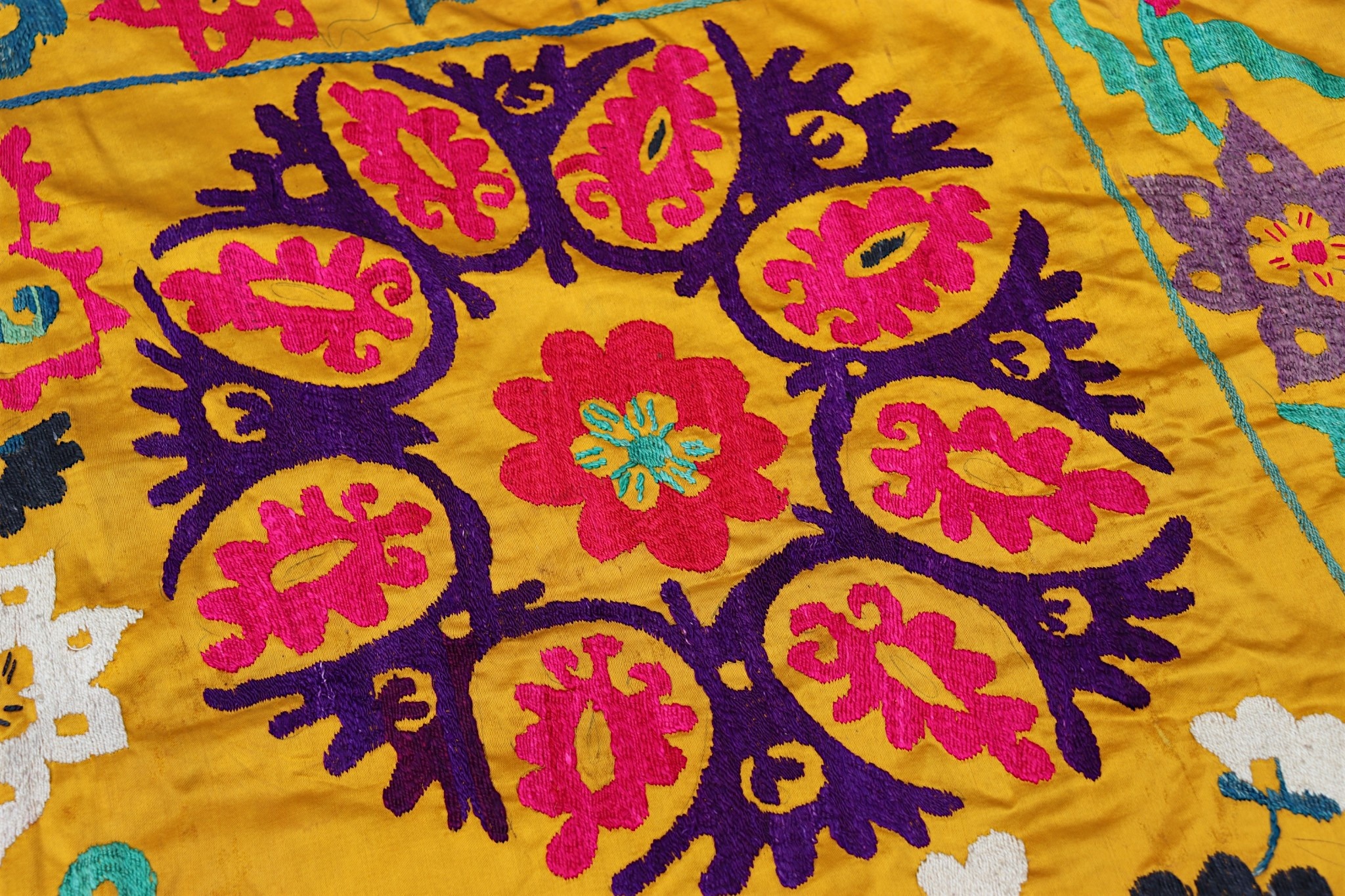 195x140  cm Hand Embroidered suzani from Uzbekistan.Tablecloth, Wall hanging, Bedspread,Bedcover No. UZ26/5