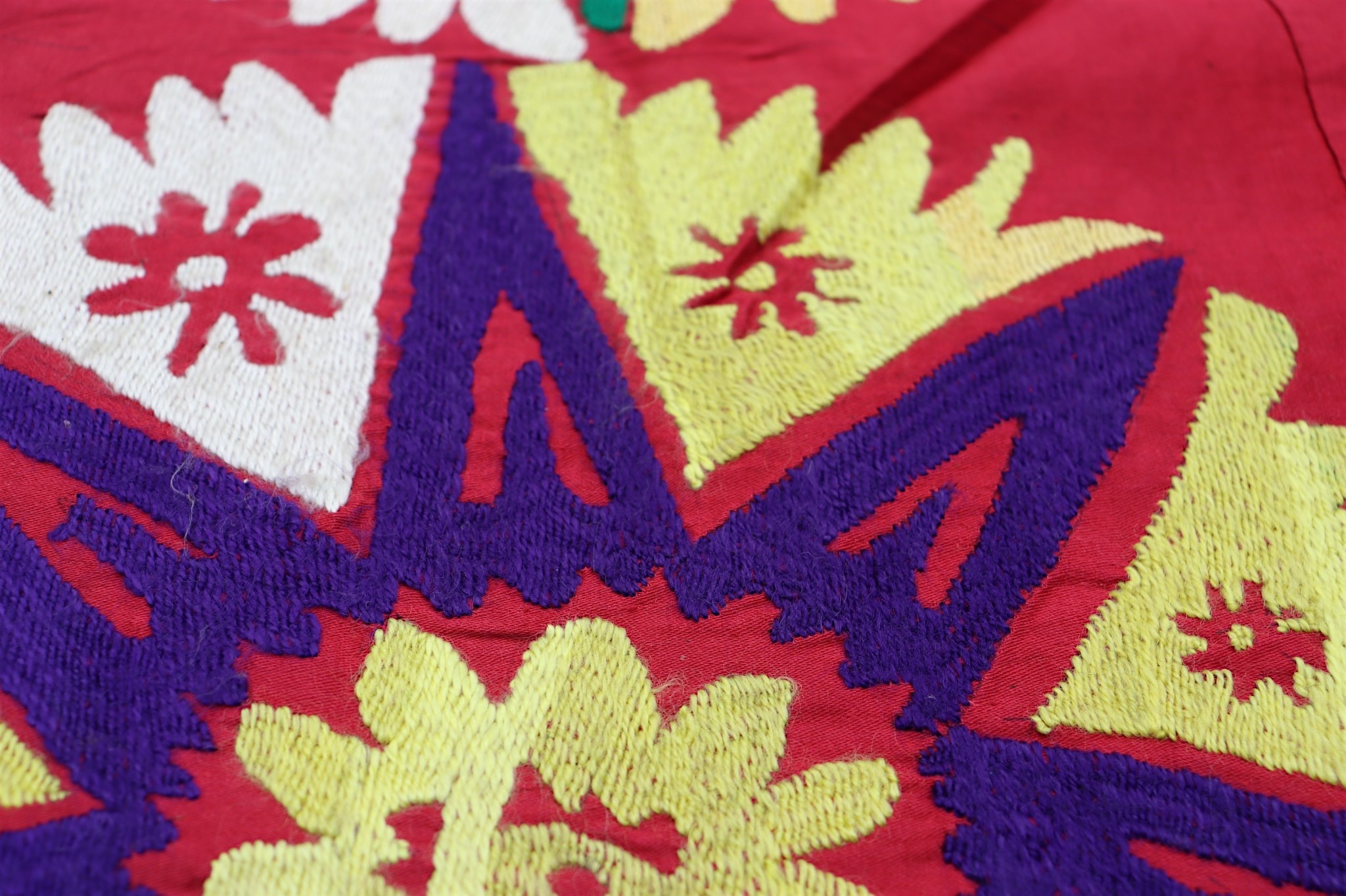 195x177  cm Hand Embroidered suzani from Uzbekistan.Tablecloth, Wall hanging, Bedspread,Bedcover No. UZ26/ 6