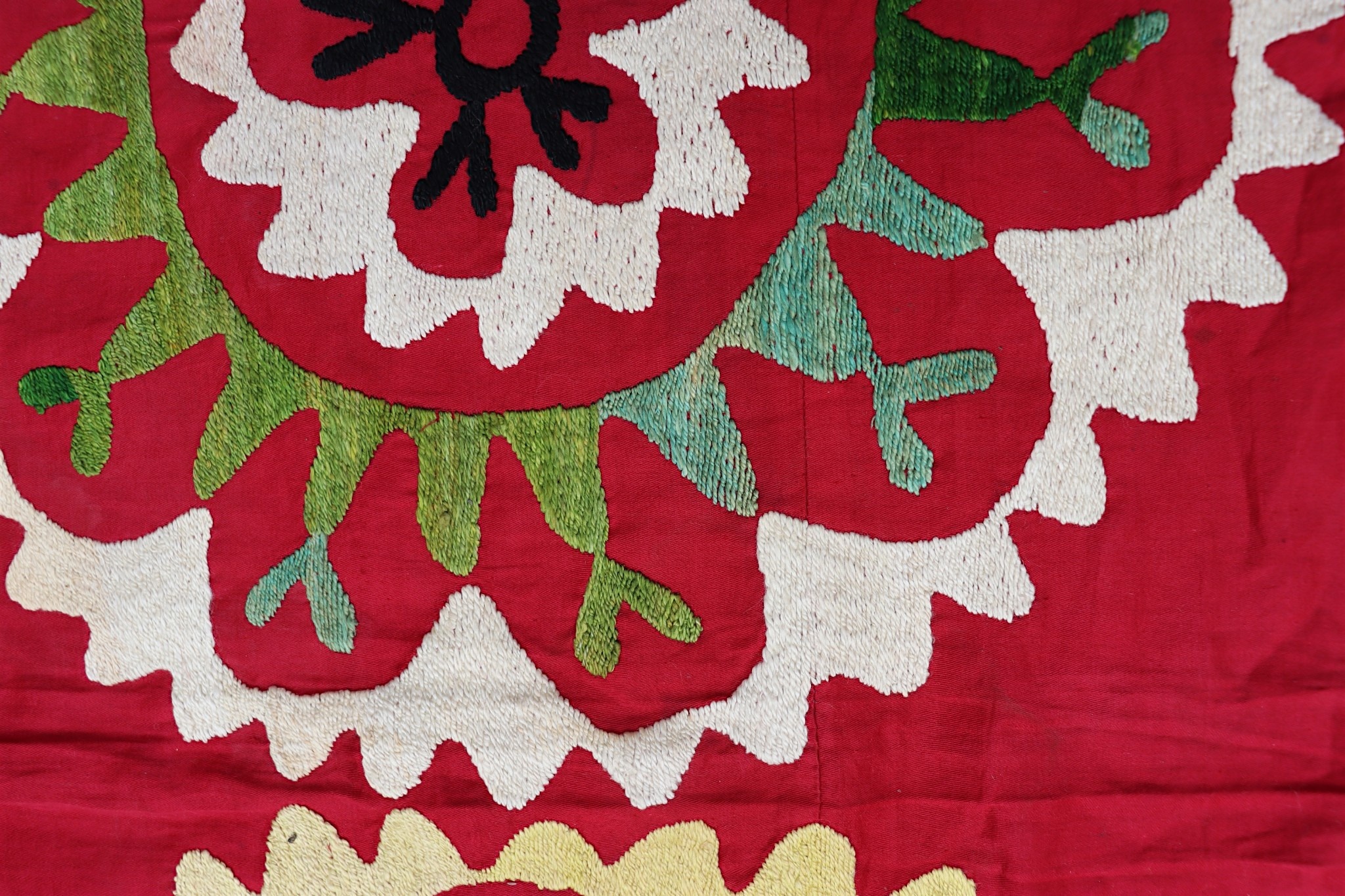 200x195 cm hand bestickte  Suzani Stickerei aus Uzbekistan  Nr:UZ26/7