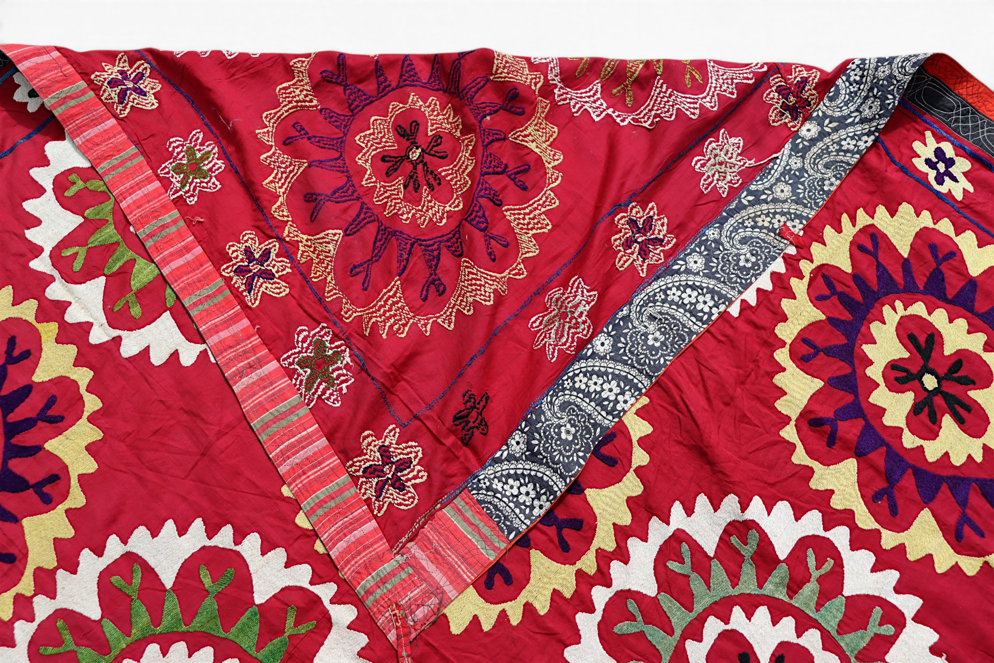 200x195 cm hand bestickte  Suzani Stickerei aus Uzbekistan  Nr:UZ26/7