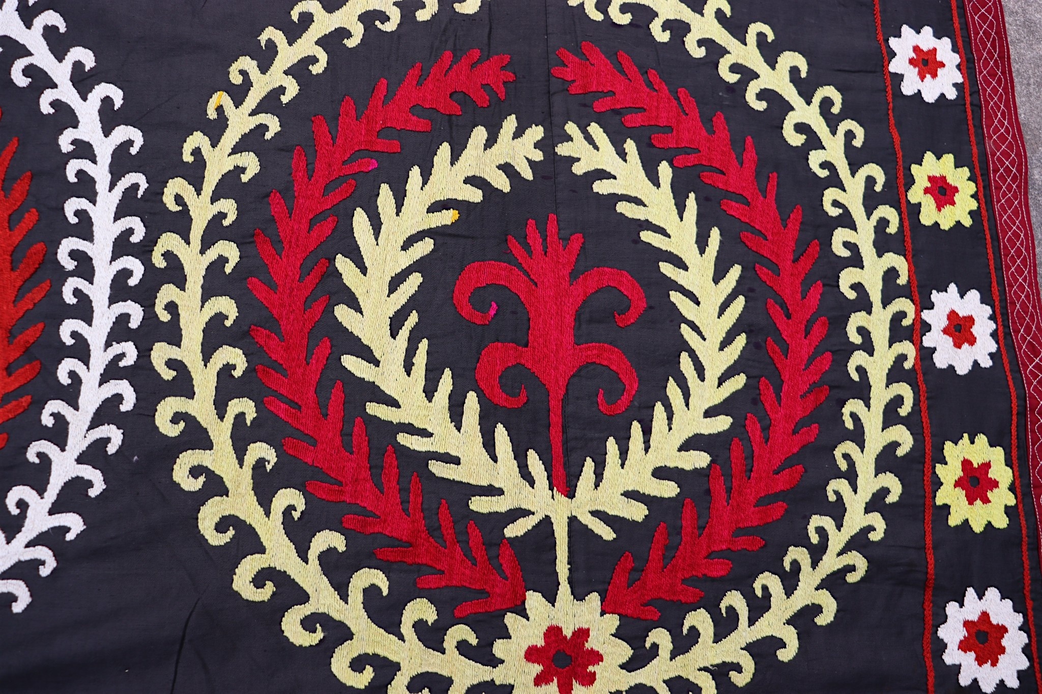 200x190 cm hand bestickte  Suzani Stickerei aus Uzbekistan  Nr:UZ26/ 8