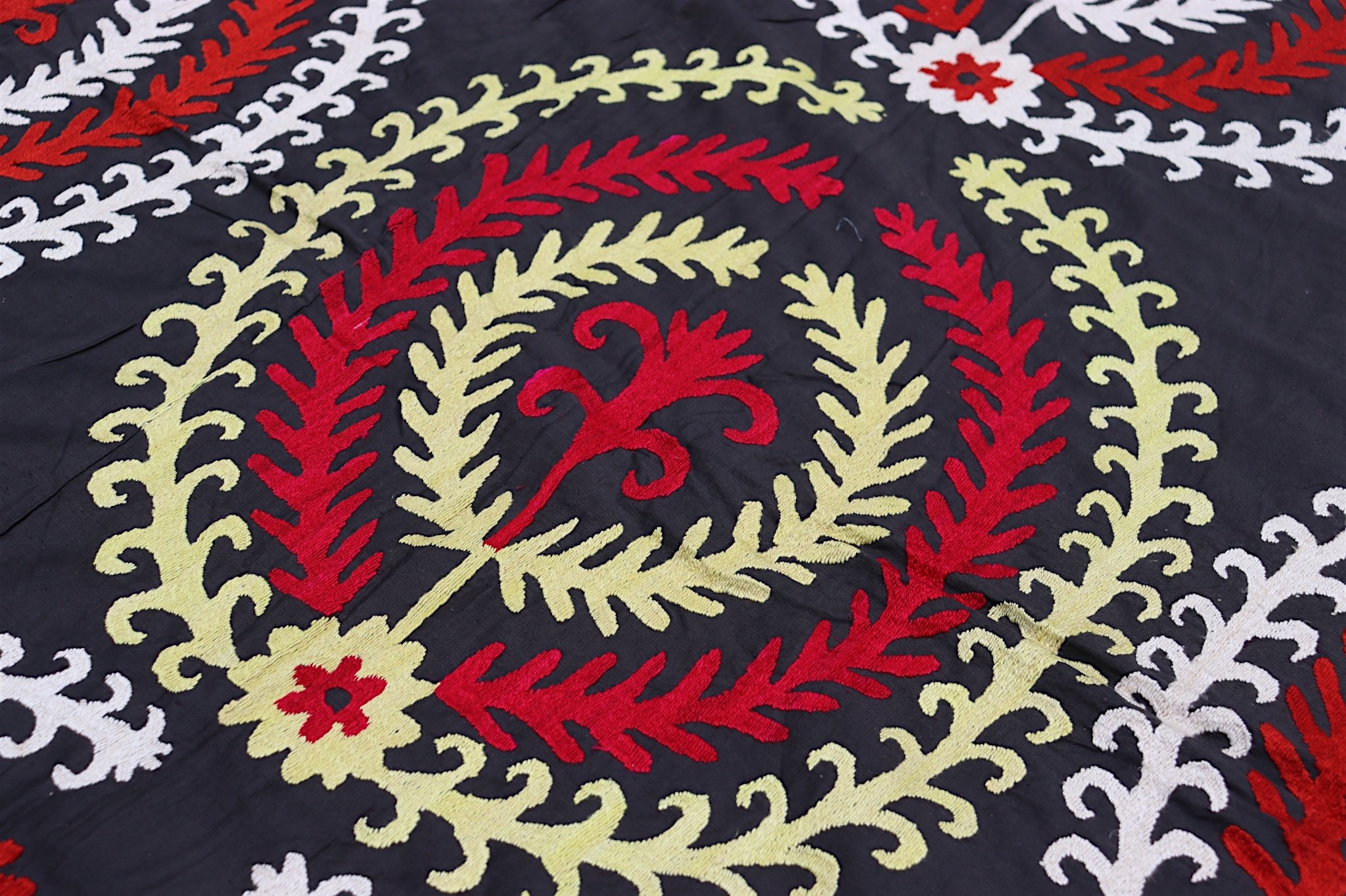 200x190 cm hand bestickte  Suzani Stickerei aus Uzbekistan  Nr:UZ26/ 8