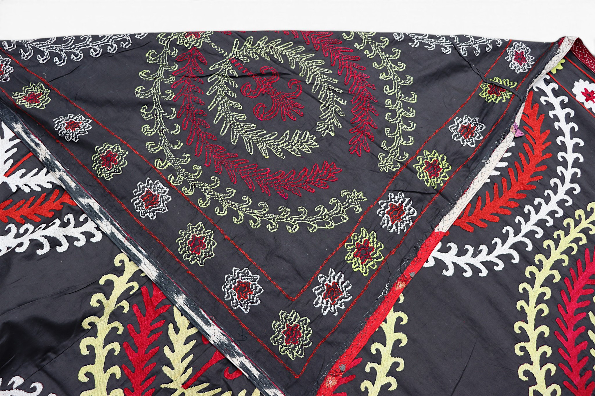 200x190  cm Hand Embroidered suzani from Uzbekistan.Tablecloth, Wall hanging, Bedspread,Bedcover No. UZ26/ 8