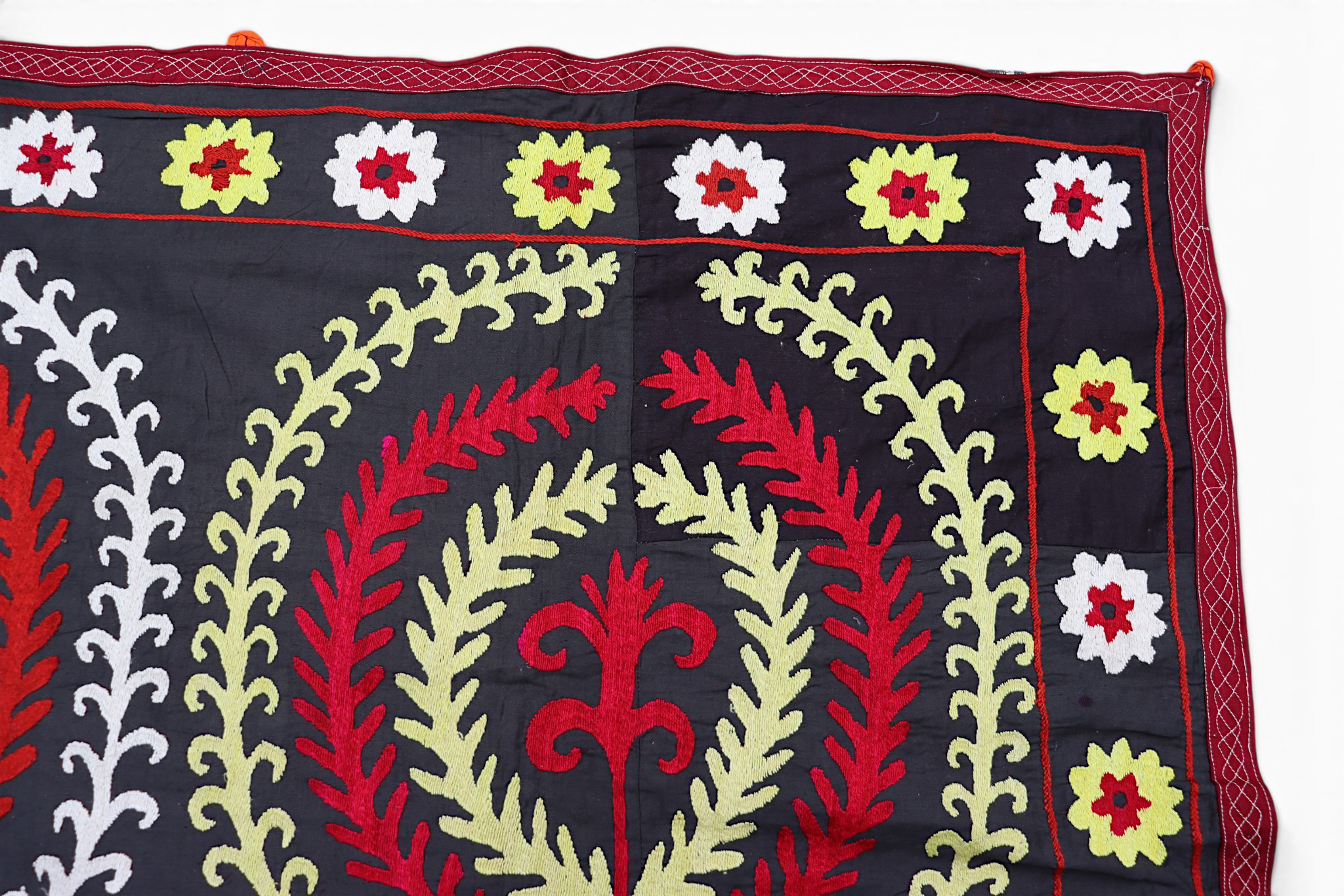 200x190  cm Hand Embroidered suzani from Uzbekistan.Tablecloth, Wall hanging, Bedspread,Bedcover No. UZ26/ 8