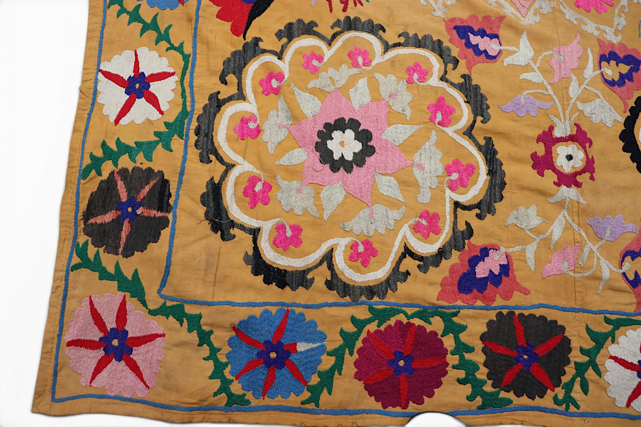 190x147  cm Hand Embroidered suzani from Uzbekistan.Tablecloth, Wall hanging, Bedspread,Bedcover No. UZ26/ 9