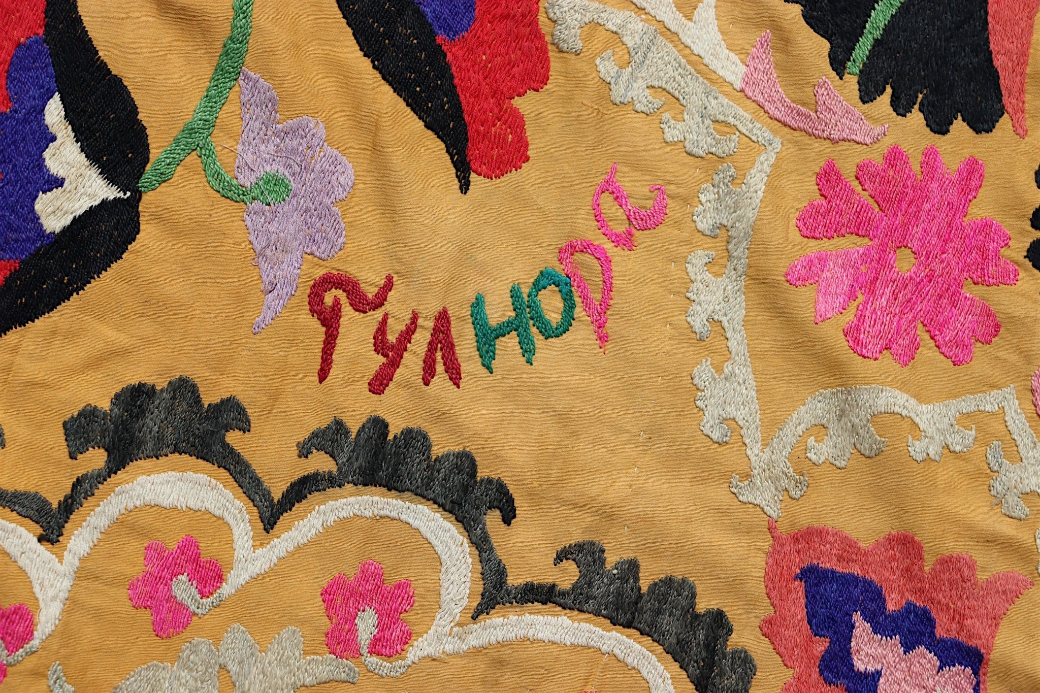 190x147  cm Hand Embroidered suzani from Uzbekistan.Tablecloth, Wall hanging, Bedspread,Bedcover No. UZ26/ 9