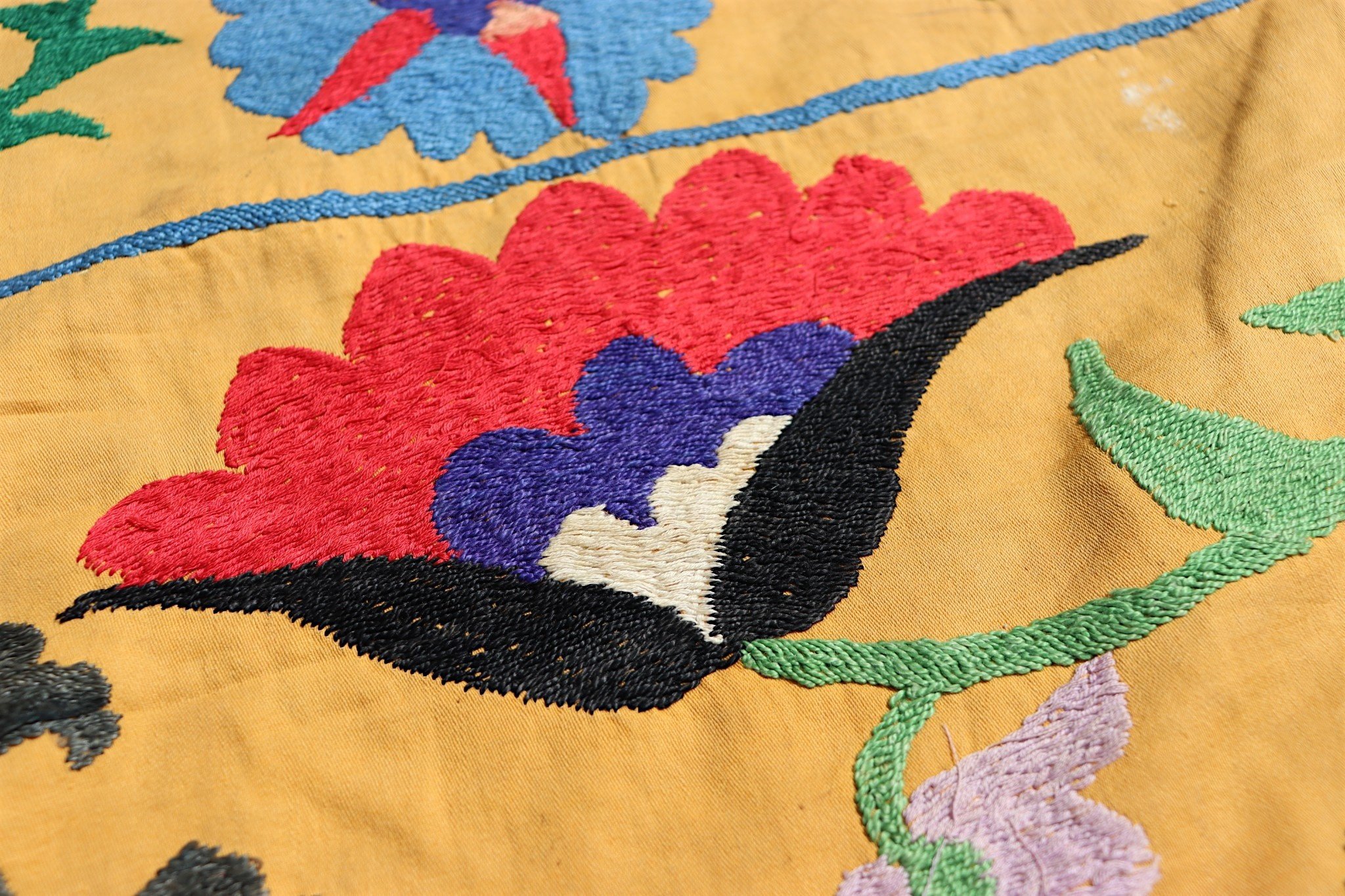 190x147  cm Hand Embroidered suzani from Uzbekistan.Tablecloth, Wall hanging, Bedspread,Bedcover No. UZ26/ 9