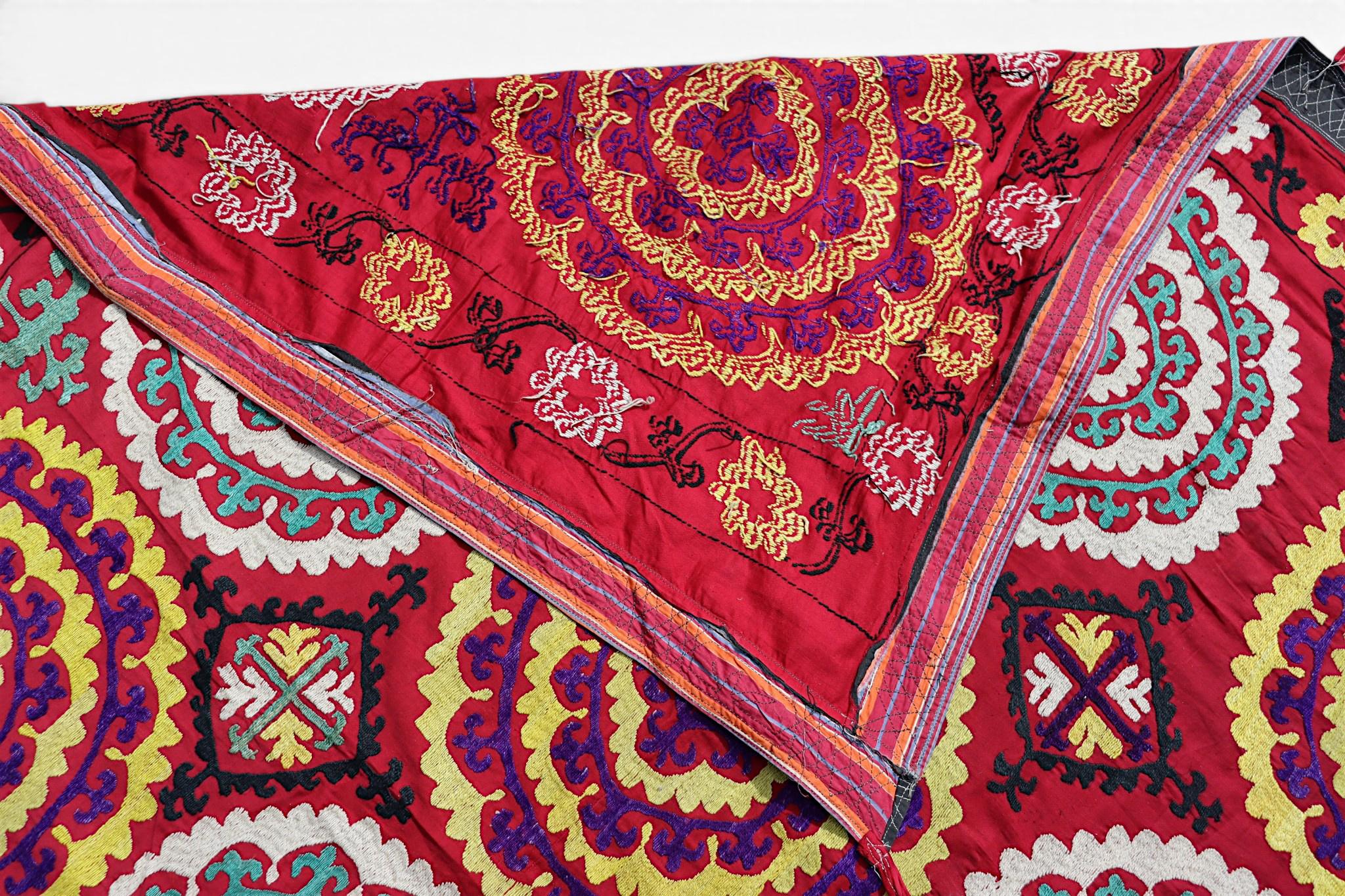 200x155  cm Hand Embroidered suzani from Uzbekistan.Tablecloth, Wall hanging, Bedspread,Bedcover No. UZ26/ 10