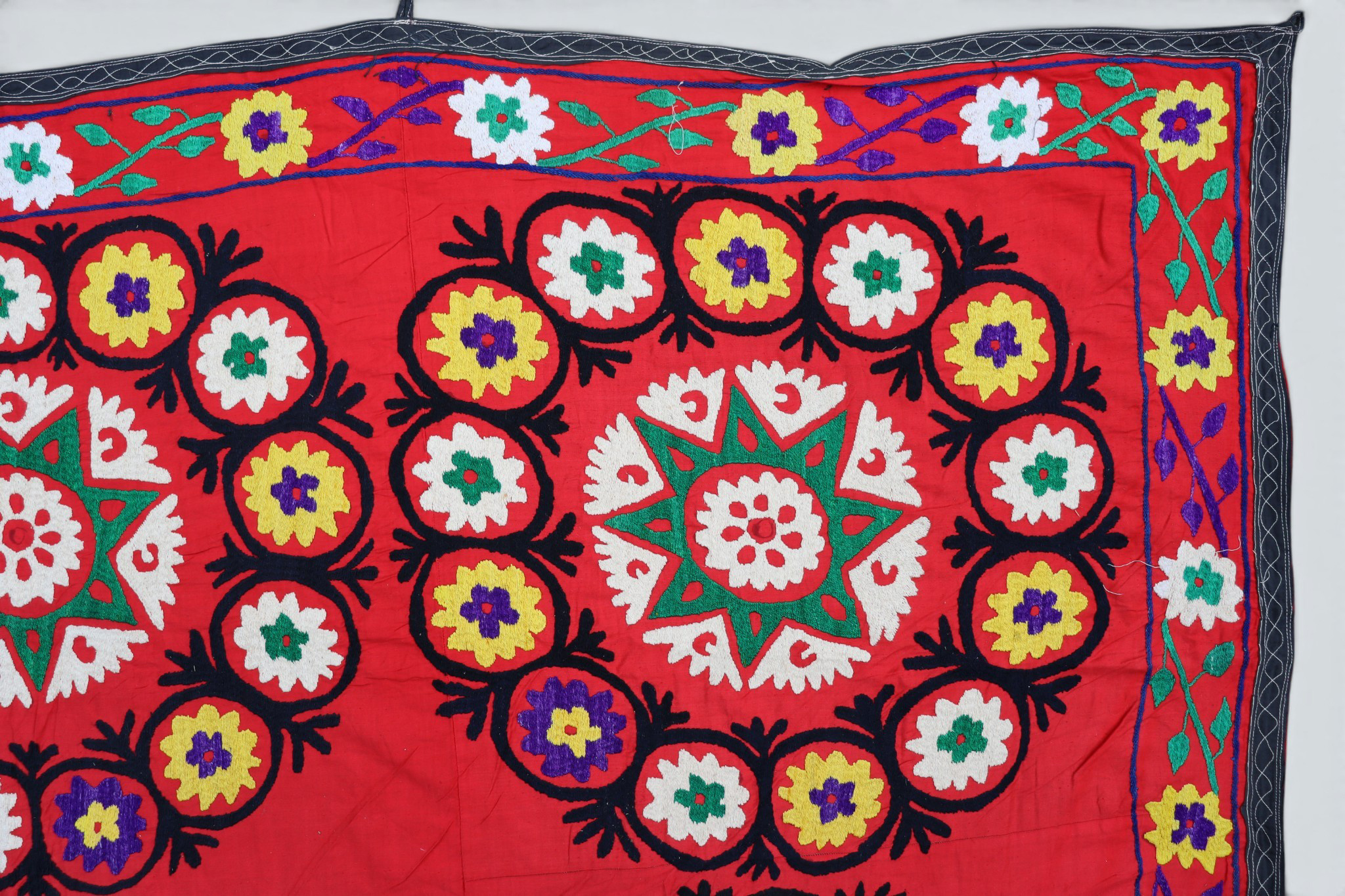 215x205  cm hand bestickte  Suzani Stickerei aus Uzbekistan  Nr:UZ26/15