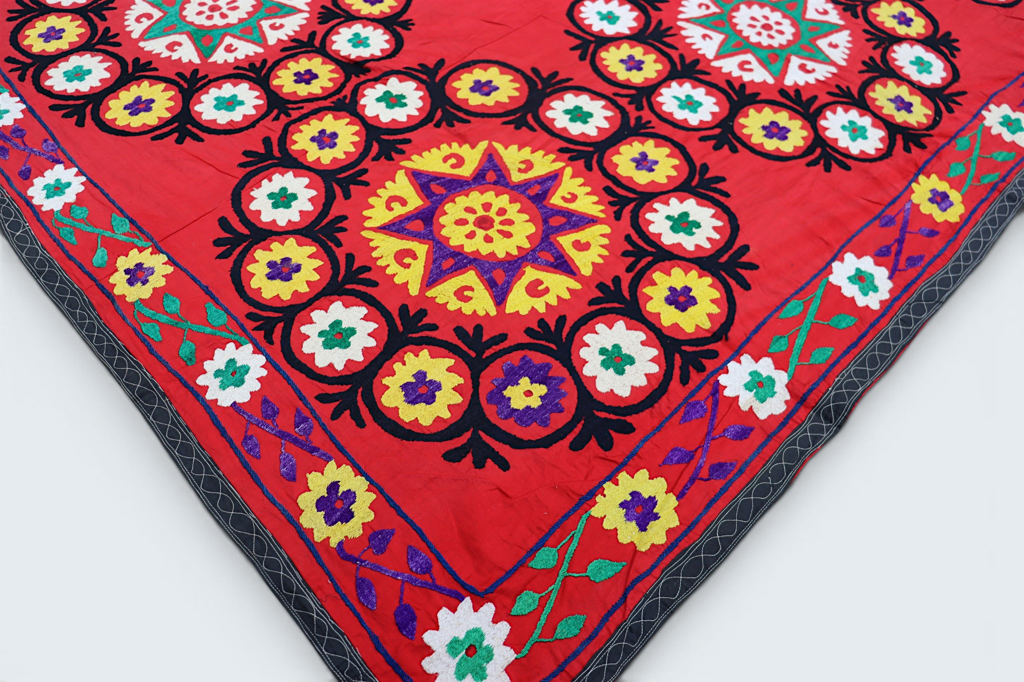 215x205  cm hand bestickte  Suzani Stickerei aus Uzbekistan  Nr:UZ26/15