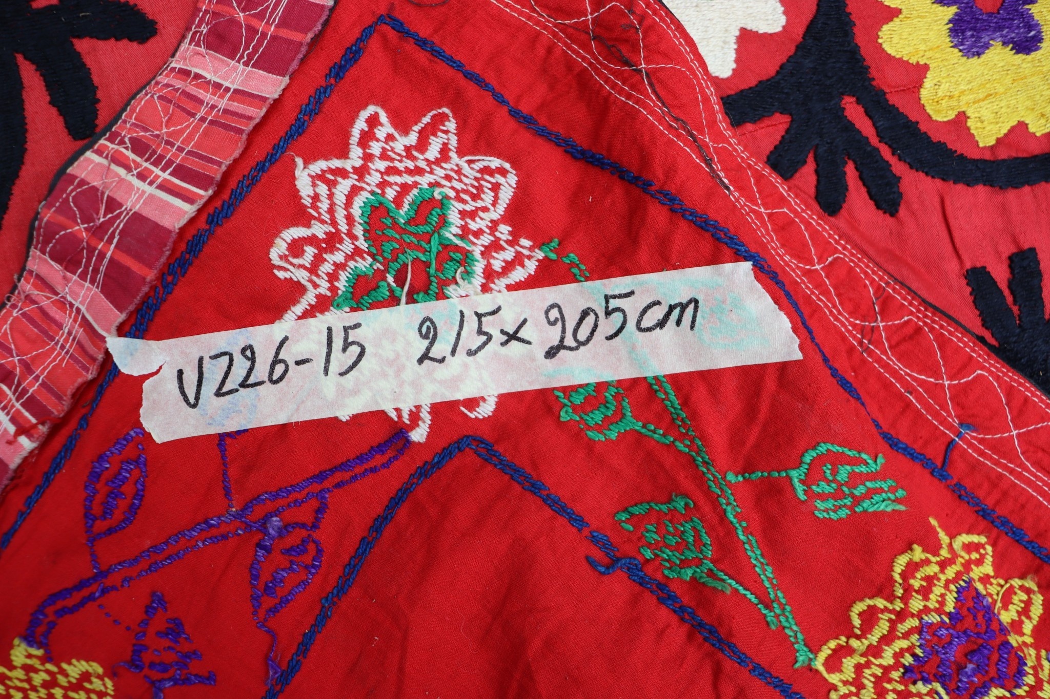 215x205  cm Hand Embroidered suzani from Uzbekistan.Tablecloth, Wall hanging, Bedspread,Bedcover No. UZ26/15