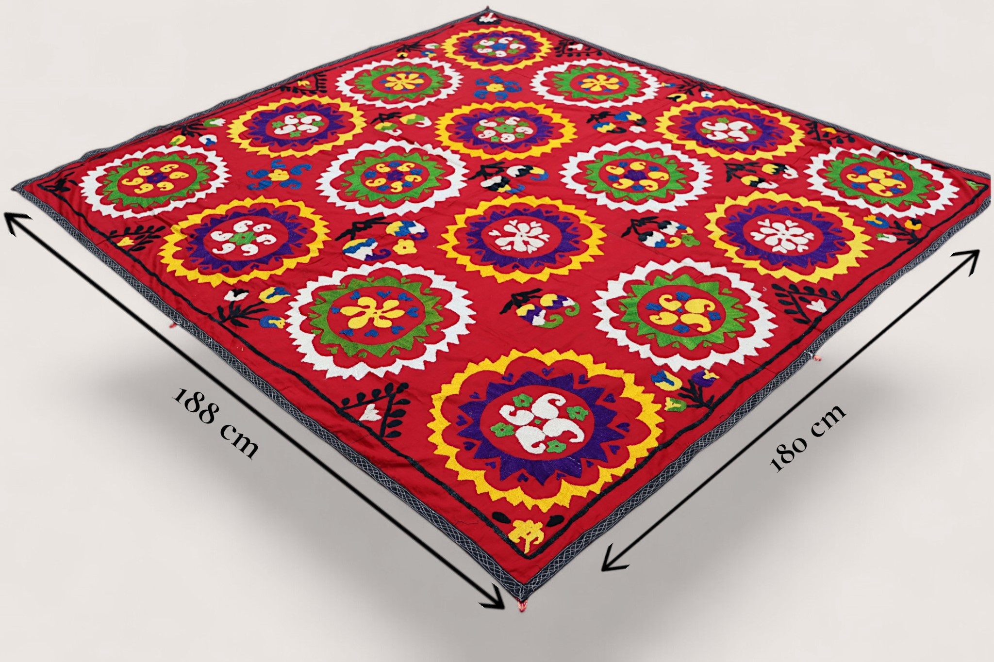 188x180  cm hand bestickte  Suzani Stickerei aus Uzbekistan  Nr:UZ26/ 16