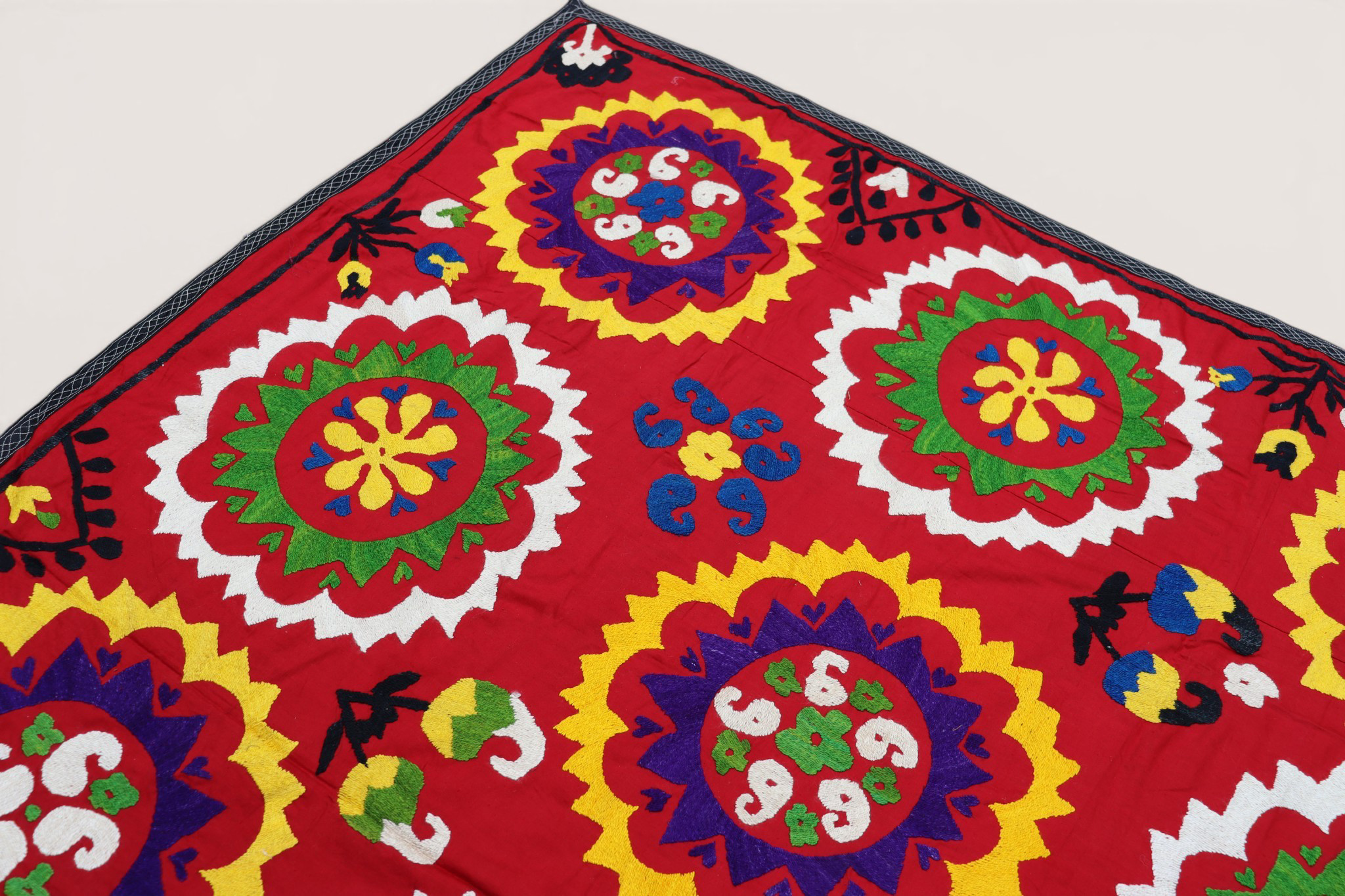 188x180  cm Hand Embroidered suzani from Uzbekistan.Tablecloth, Wall hanging, Bedspread,Bedcover No. UZ26/16