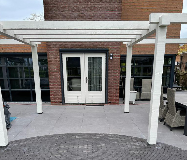 Douglasien-Pergola lasieren