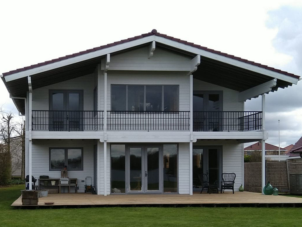 Kiefernfenster am Holzhaus streichen