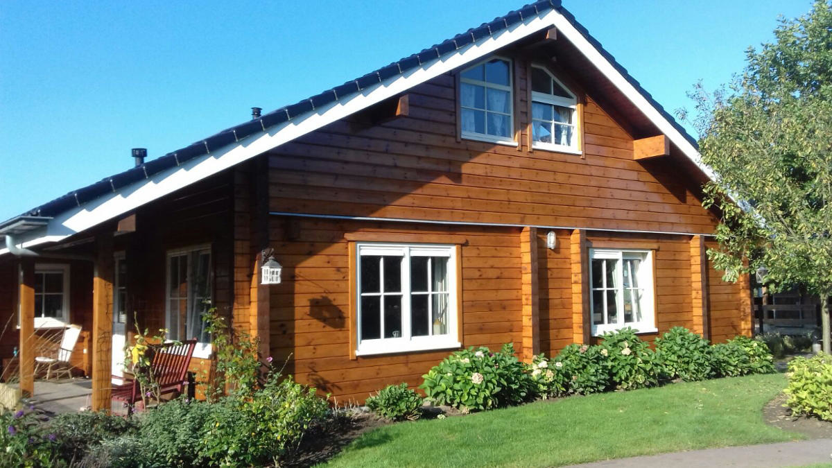Holzhaus lasieren