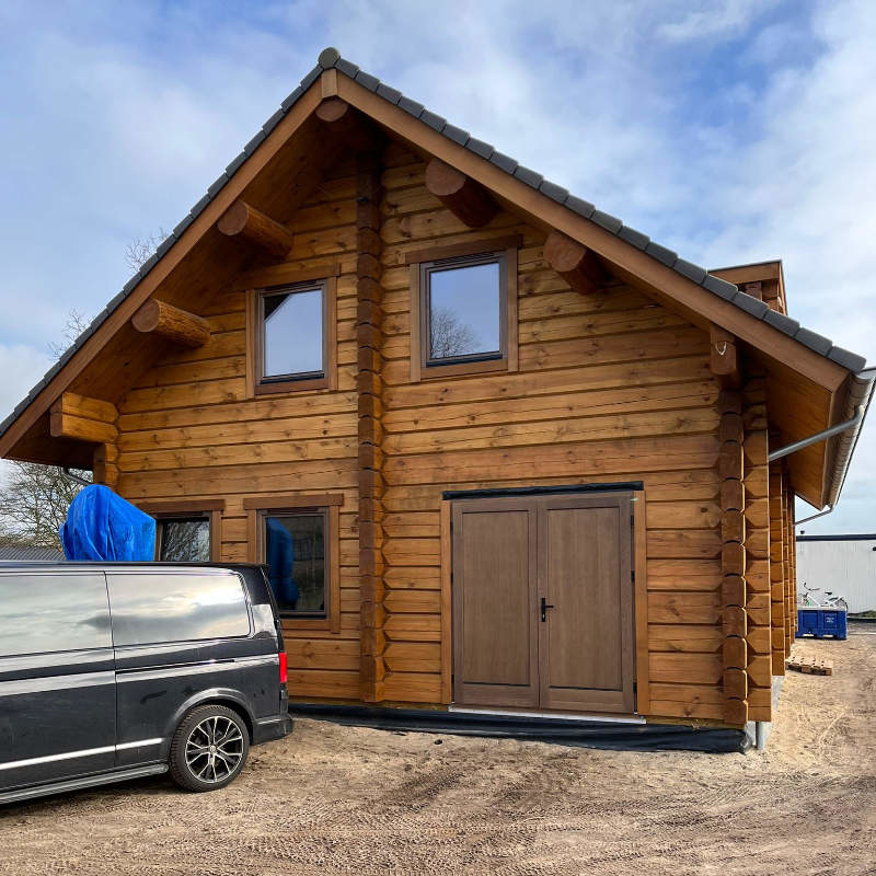 Houten huis van grenen behandelen