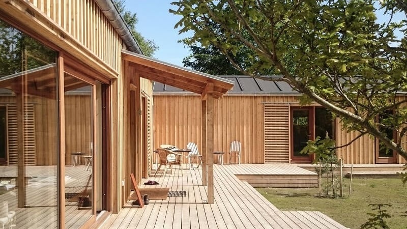 Holzhaus streichen: 5 Fehler, die Sie vermeiden sollten