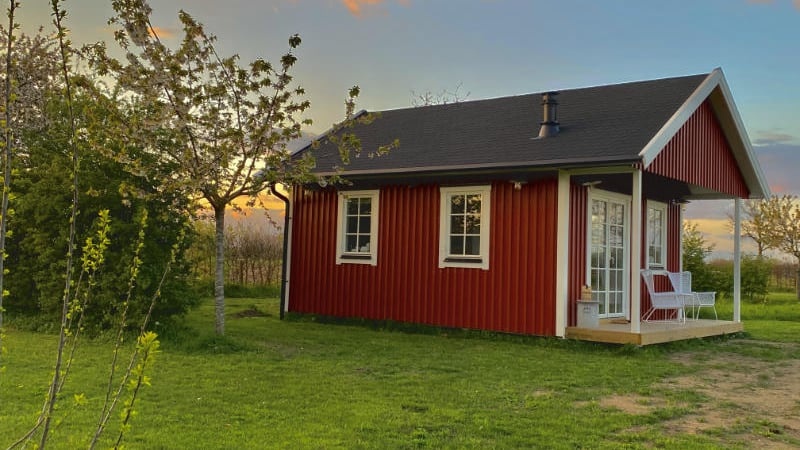 Schwedisches Holzhaus rot streichen