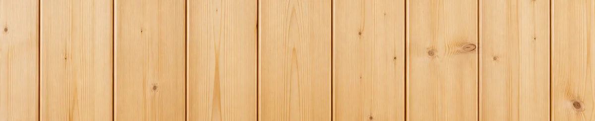 Holzbretter mit klarer Lasur: die Maserung und die Äste bleiben vollständig sichtbar