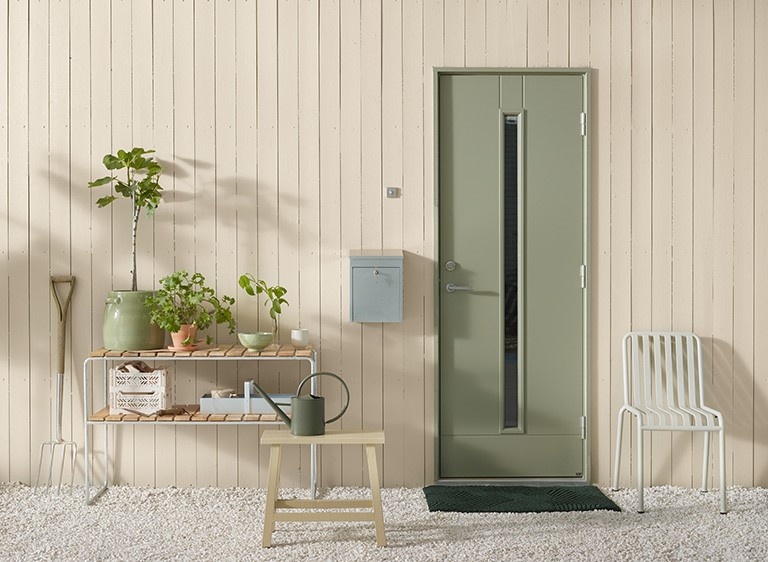 Haustür in Jotun 8426 Dewy Green Haustür in Jotun 8426 Dewy Green mit Demidekk Infinity Details gestrichen, Holzfassade in 1141 Natural Beige
