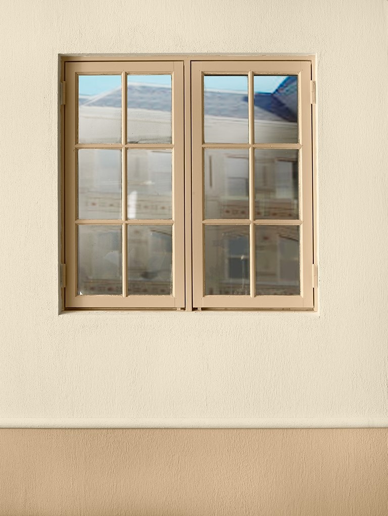 Holzfenster in Jotun 1908 Sisal Holzfenster mit Sprossen in Jotun 1908 Sisal, gestrichen mit Demidekk Infinity Details, Putzfassade in 1901 Marmor