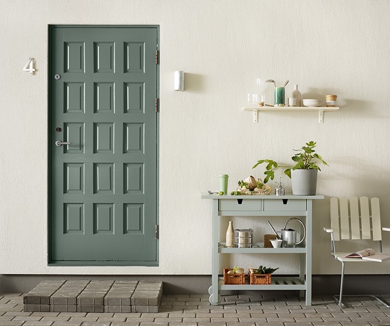 Haustür in Jotun 7119 Stemning Kassettentür aus Holz in Jotun 7119 Stemning mit Demidekk Infinity Details gestrichen, Beistelltisch in 7163 Minty Breeze