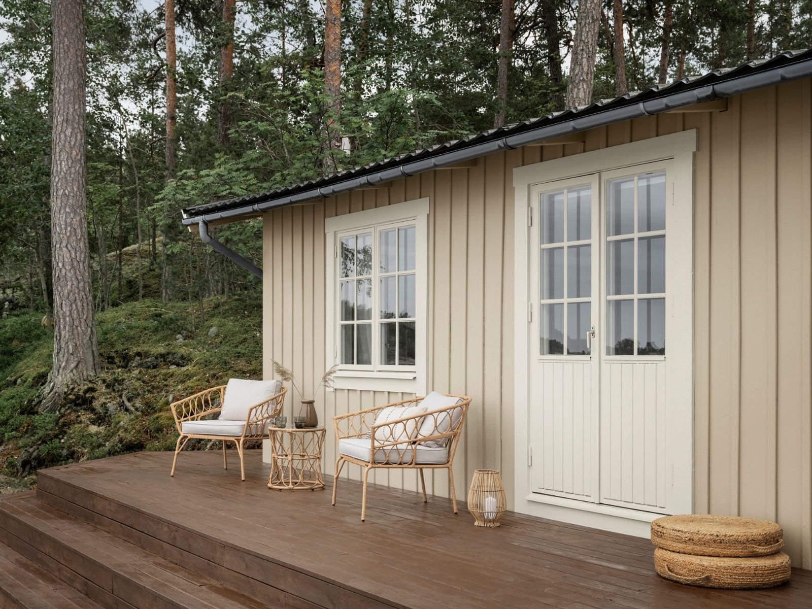 Holzfassade in Jotun 1141 Natural Beige Matte Holzfassade in Jotun 1141 Natural Beige mit Demidekk Infinity Pure Matt gestrichen, Fenster und Tür in 1376 Frostrøyk