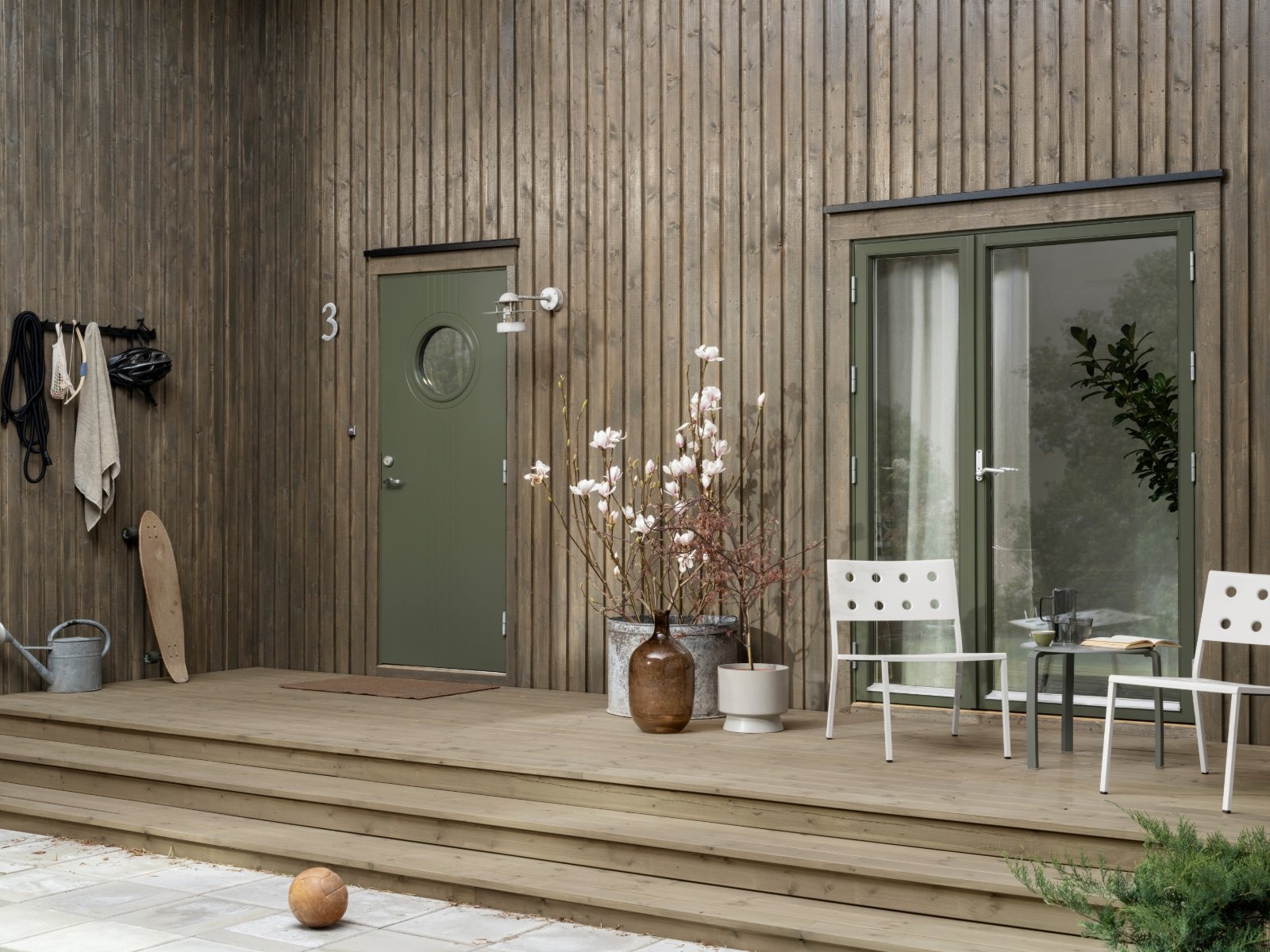 Holzfassade in Jotun 90057 Pure Wood Holzfassade und Eingangsbereich mit Jotun Trebitt Woodcare in 90057 Pure Wood, Terrasse mit grüner Tür