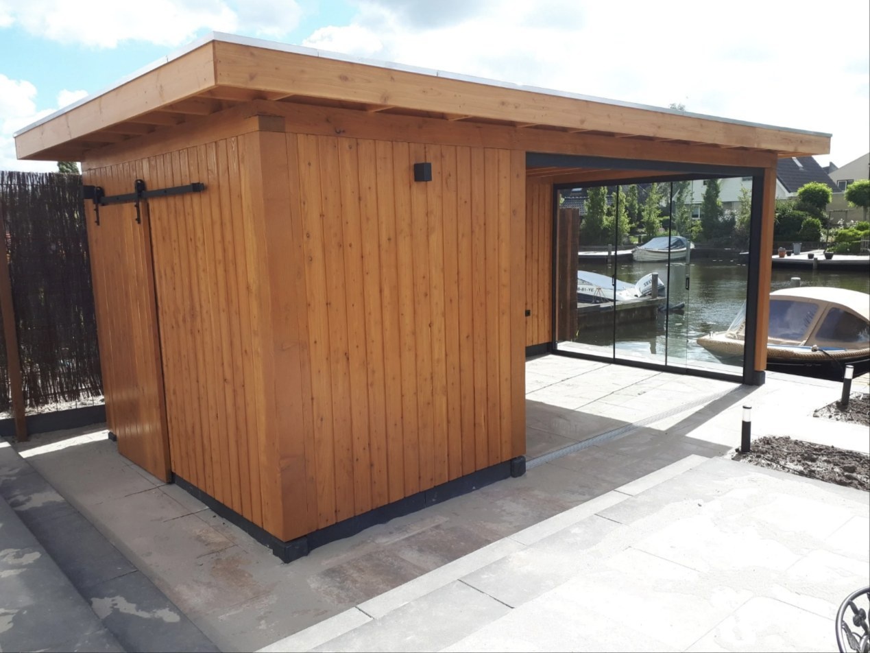 Gartenhaus mit Terrassenüberdachung aus Douglasie, honigbraun lasiert, Sparren und Schalung sichtbar
