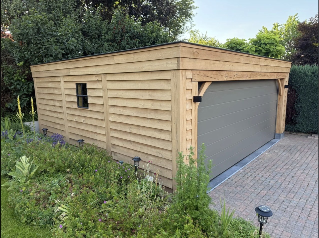 Carport mit Rabatschalung aus Eiche und massiven Eichenständern, goldbrauner Grundton